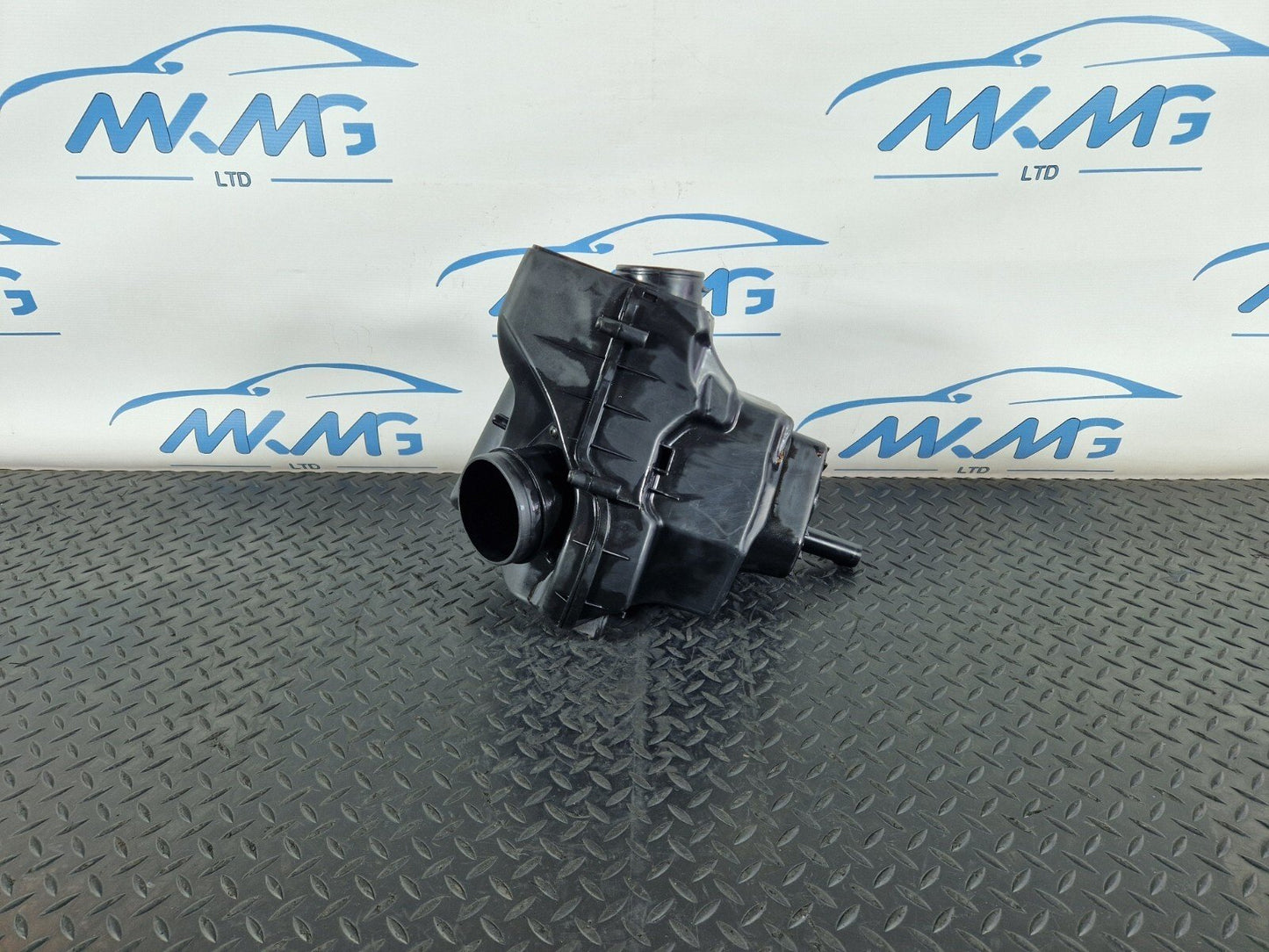 10-17 AUDI A8 4H AIR FILTER BOX HOUSING 4H0133823