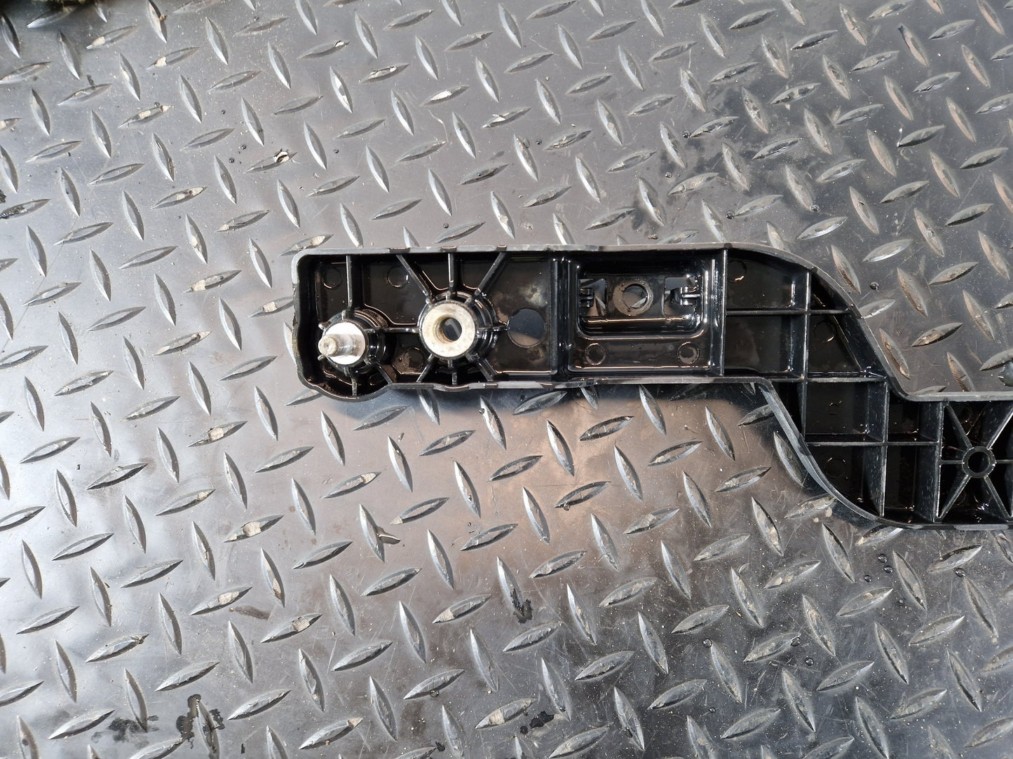 Range Rover Evoque L551 Right Driver O/S Bumper Bracket K8D2-113C52-AB