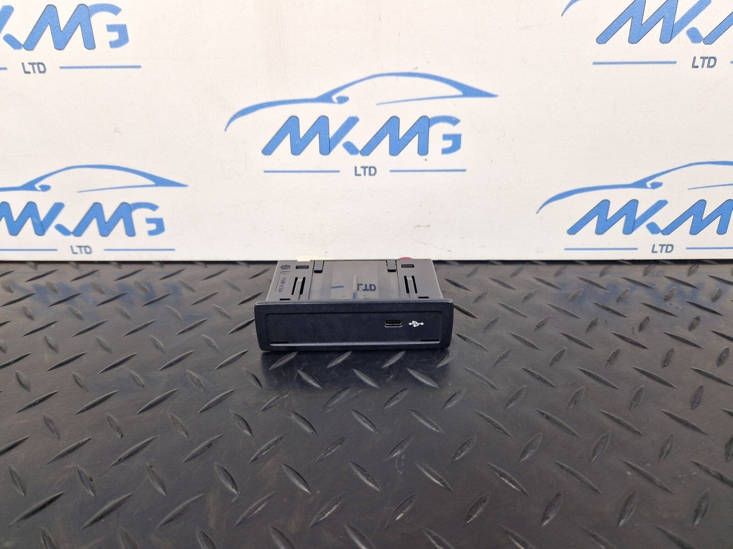19-ON MERCEDES B CLASS W247 CENTRE CONSOLE USB CONNECTION PORT A2478203902