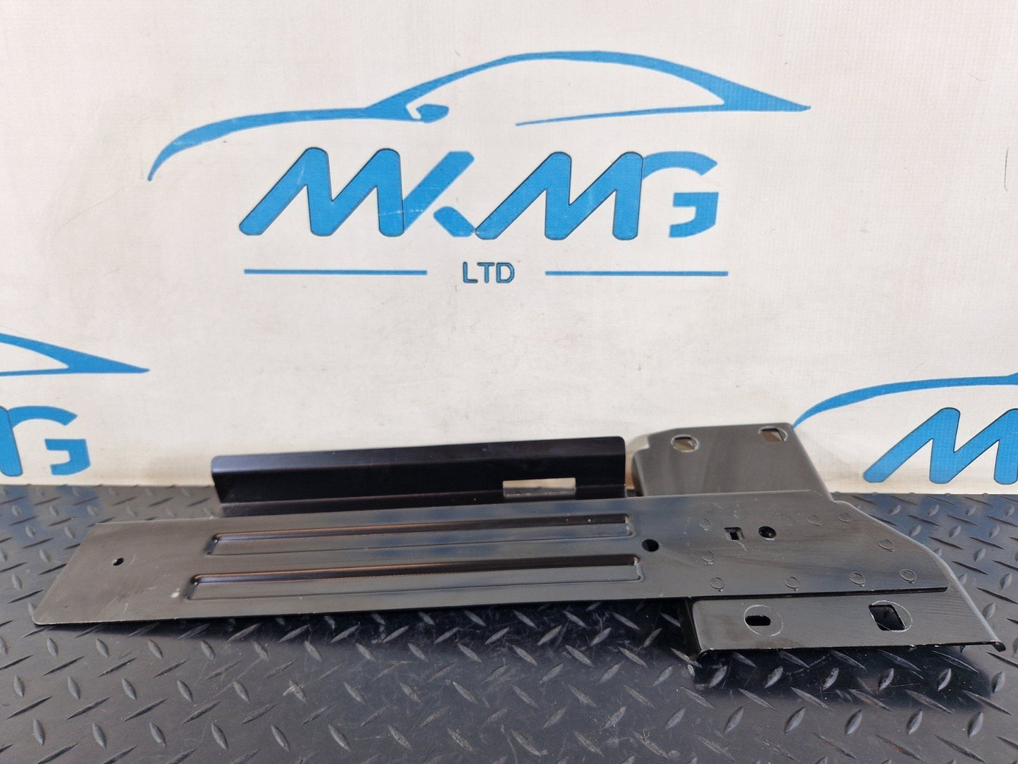 16-19 MERCEDES BENZ GLE W166 REAR LEFT FLOOR MOUNTING BRACKET A1666803931