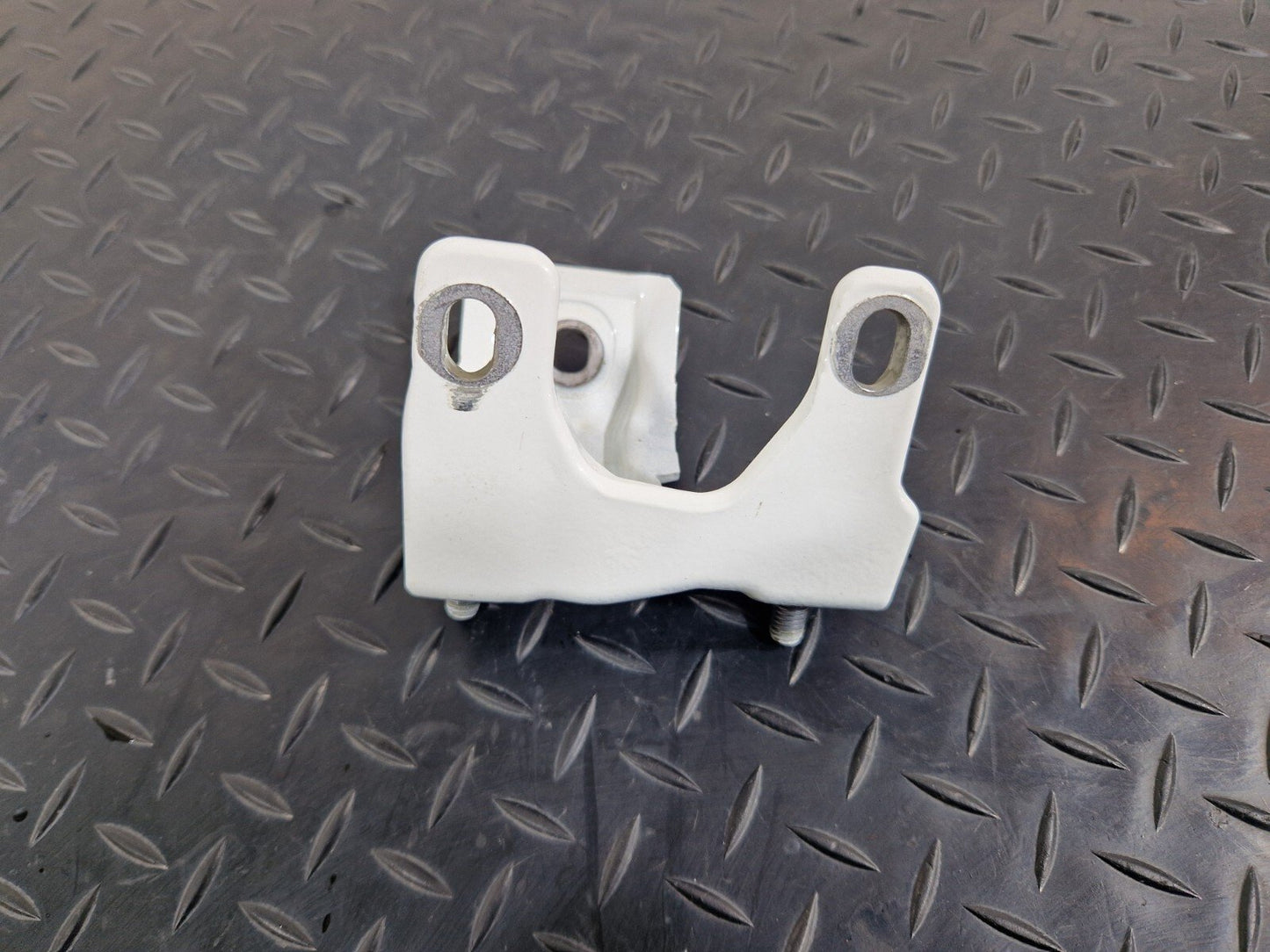 12-18 BMW 3 SERIES F30 F31 LCI REAR BOOT HINGE BRACKET MOUNT 7270077
