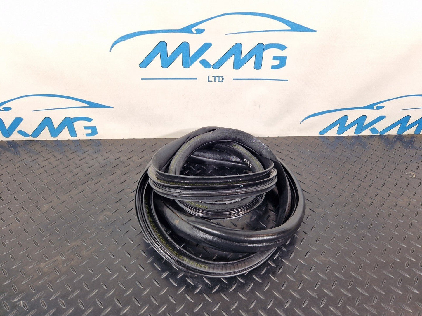 14-21 MERCEDES BENZ C200 W205 FRONT DOOR LEFT SIDE RUBBER SEAL A2056970051