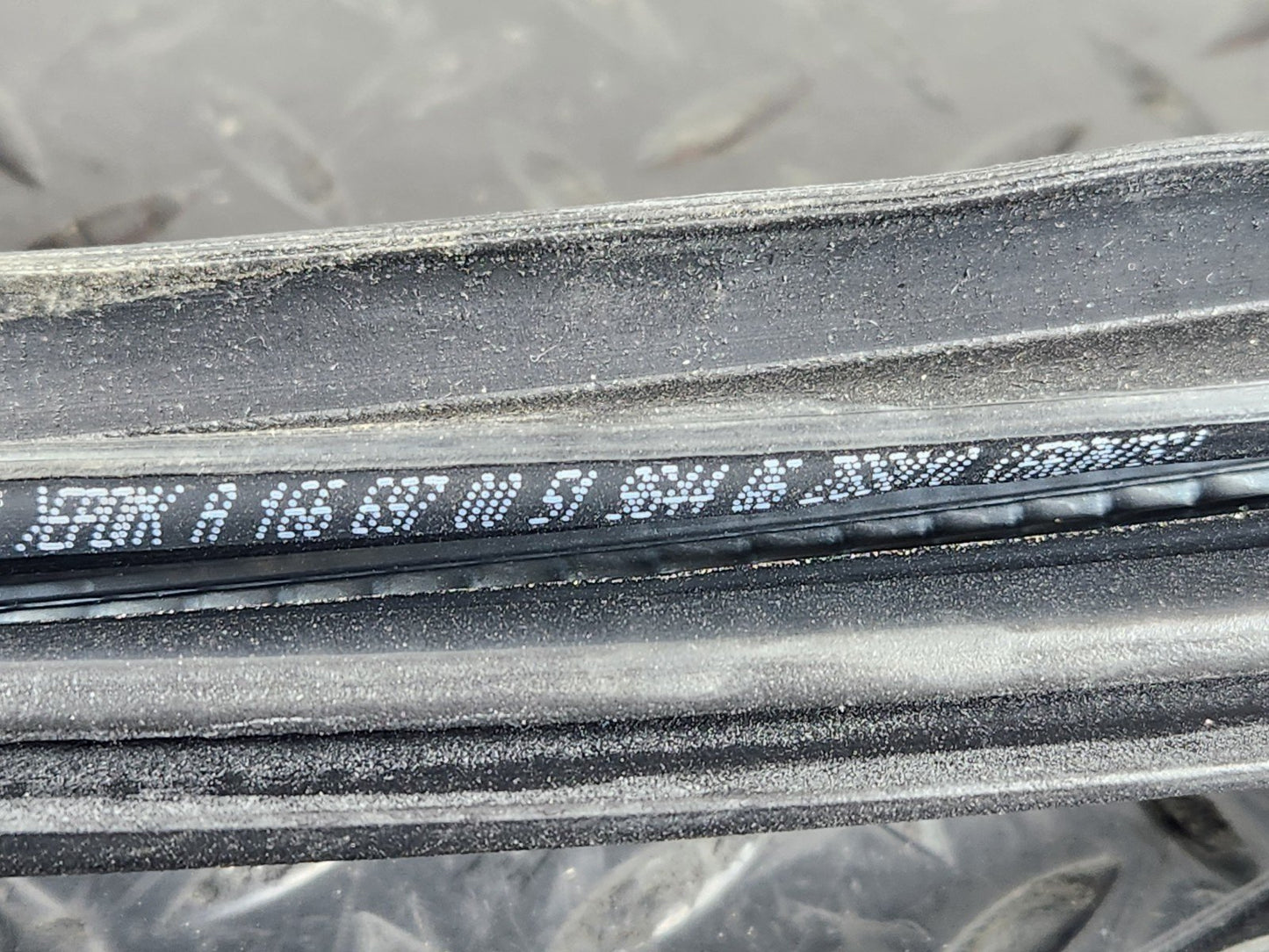 11-19 MERCEDES ML W166 OEM FRONT LEFT OR RIGHT SIDE DOOR RUBBER SEAL A1666970051