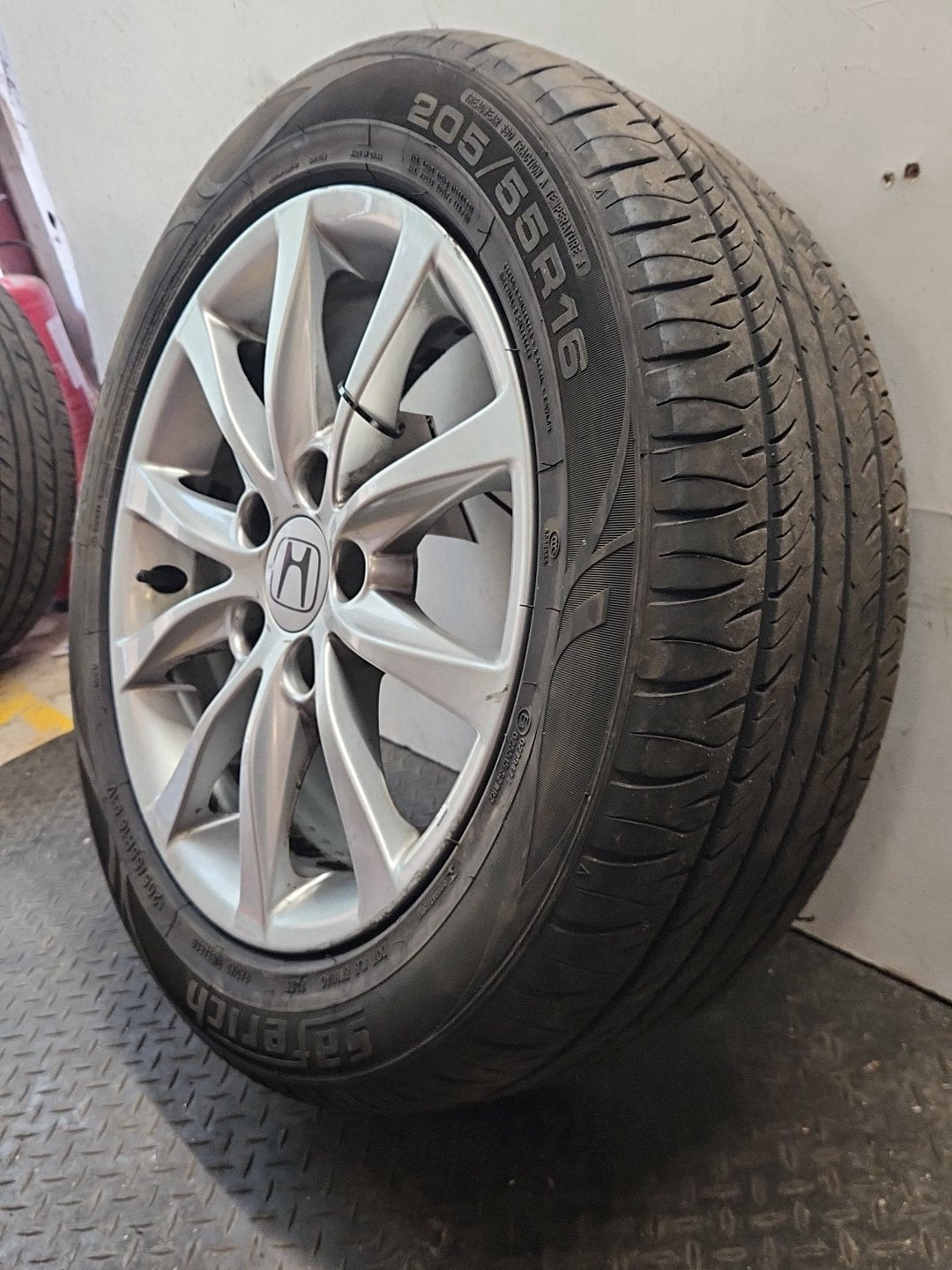 Honda Civic MK9 (FK27) 16" Alloy Wheel with Tyre 205/55/16 ~4mm 16065A