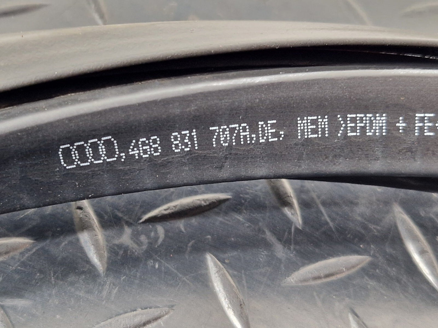 10-18 AUDI A7 4G S-LINE FRONT RIGHT OSF RUBBER WEATHER SEAL 4G8831707A