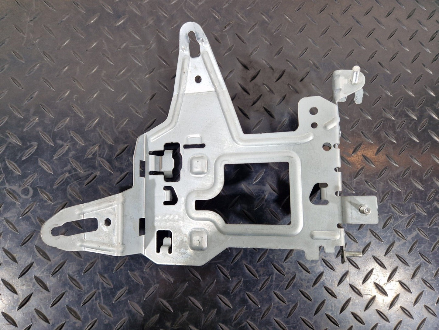 14-21 MERCEDES BENZ C300h W205 FUSE BOX RELAY HOLDER BRACKET A2055451740