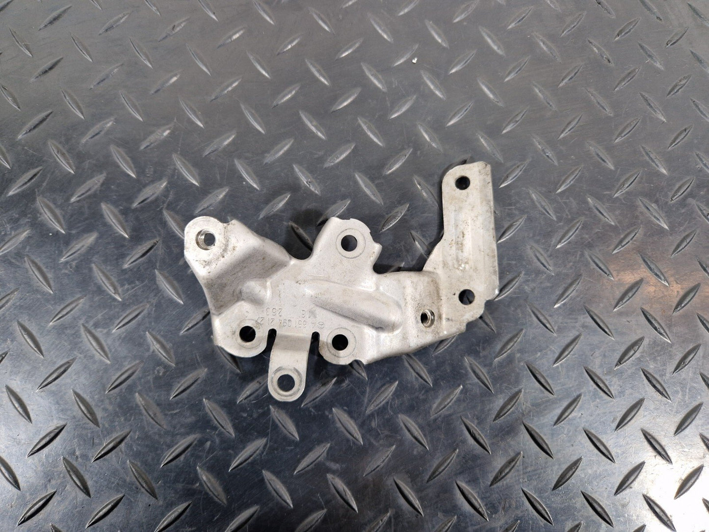 12-18 MERCEDES A B CLA-CLASS 1.8/2.1 CDI TURBO PIPE BRACKET A6510942127