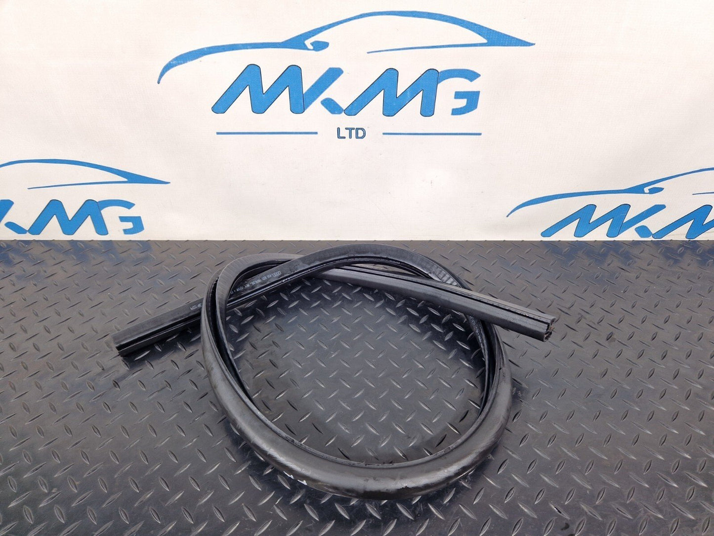 10-18 AUDI A7 4G S-LINE FRONT RIGHT OSF RUBBER WEATHER SEAL 4G8831707A