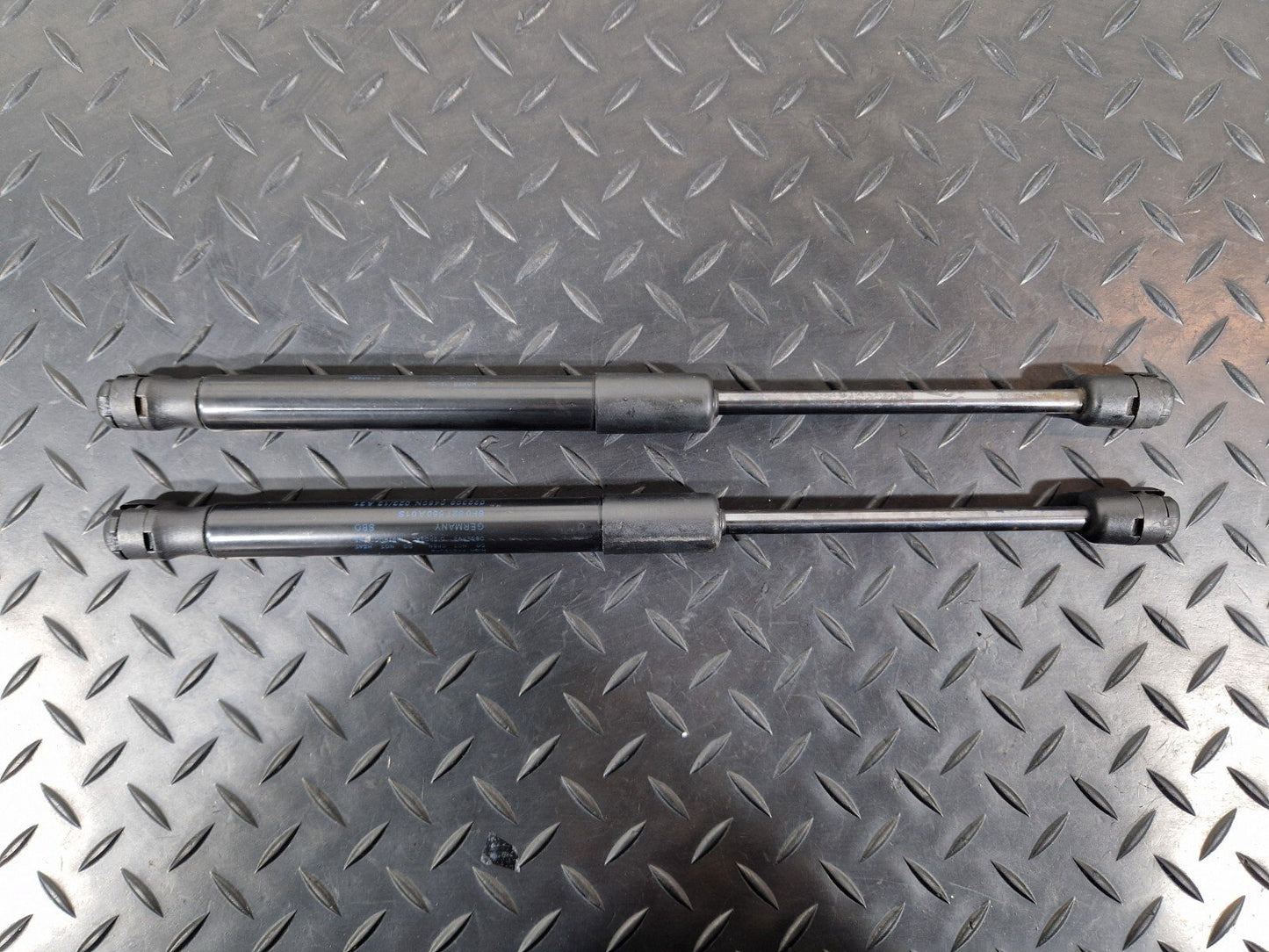 12-17 AUDI S5 CONVERTIBLE PAIR OF REAR TAILGATE BOOT LID GAS STRUTS 8F0827550A