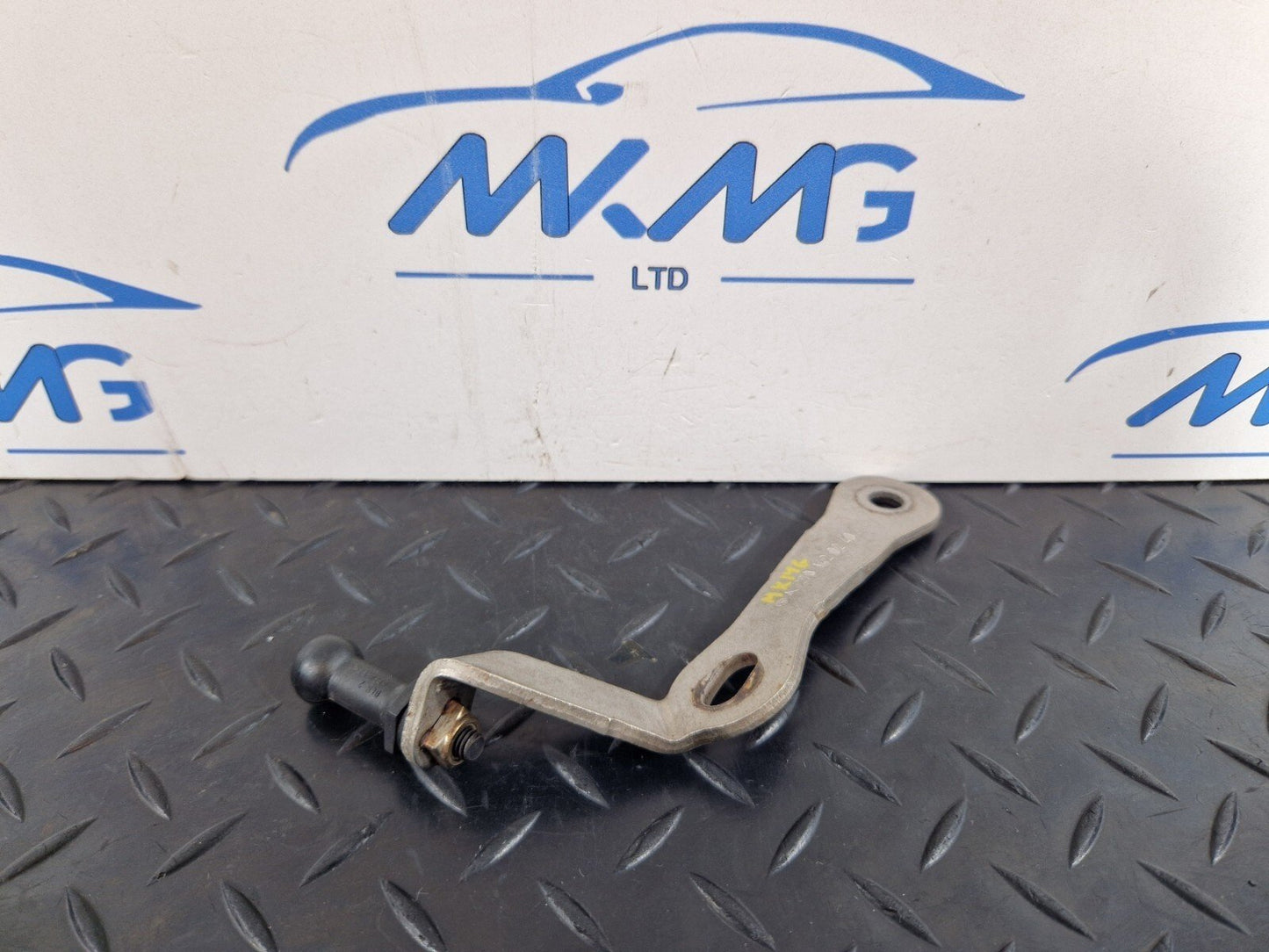 14-20 MERCEDES BENZ GLA X156 OEM EXHAUST SYSTEM FRONT PIPE UPPER BRACKET MOUNT
