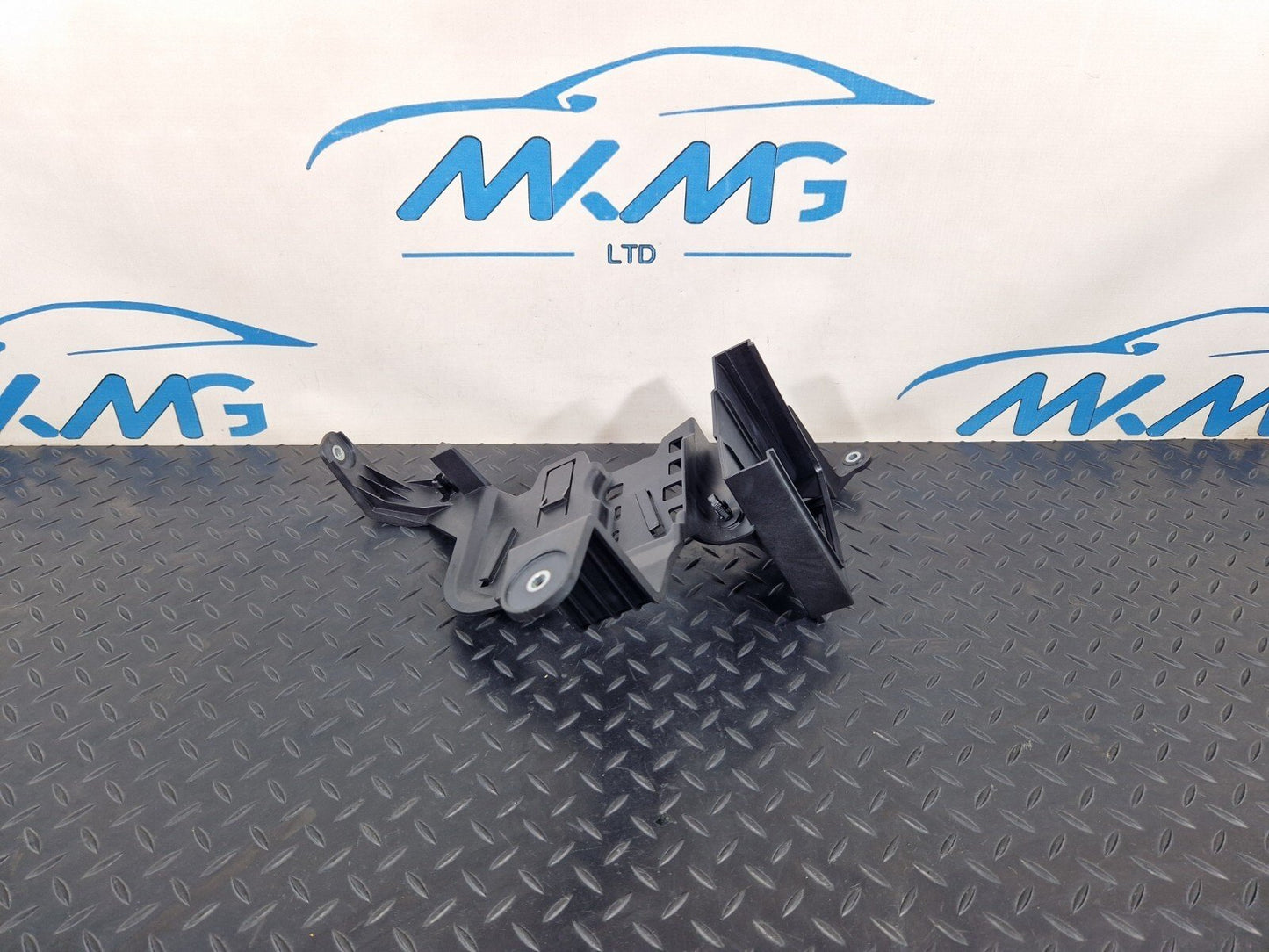 14-21 MERCEDES BENZ C200d W205 FUSE BOX HOLDER BRACKET A2055452940