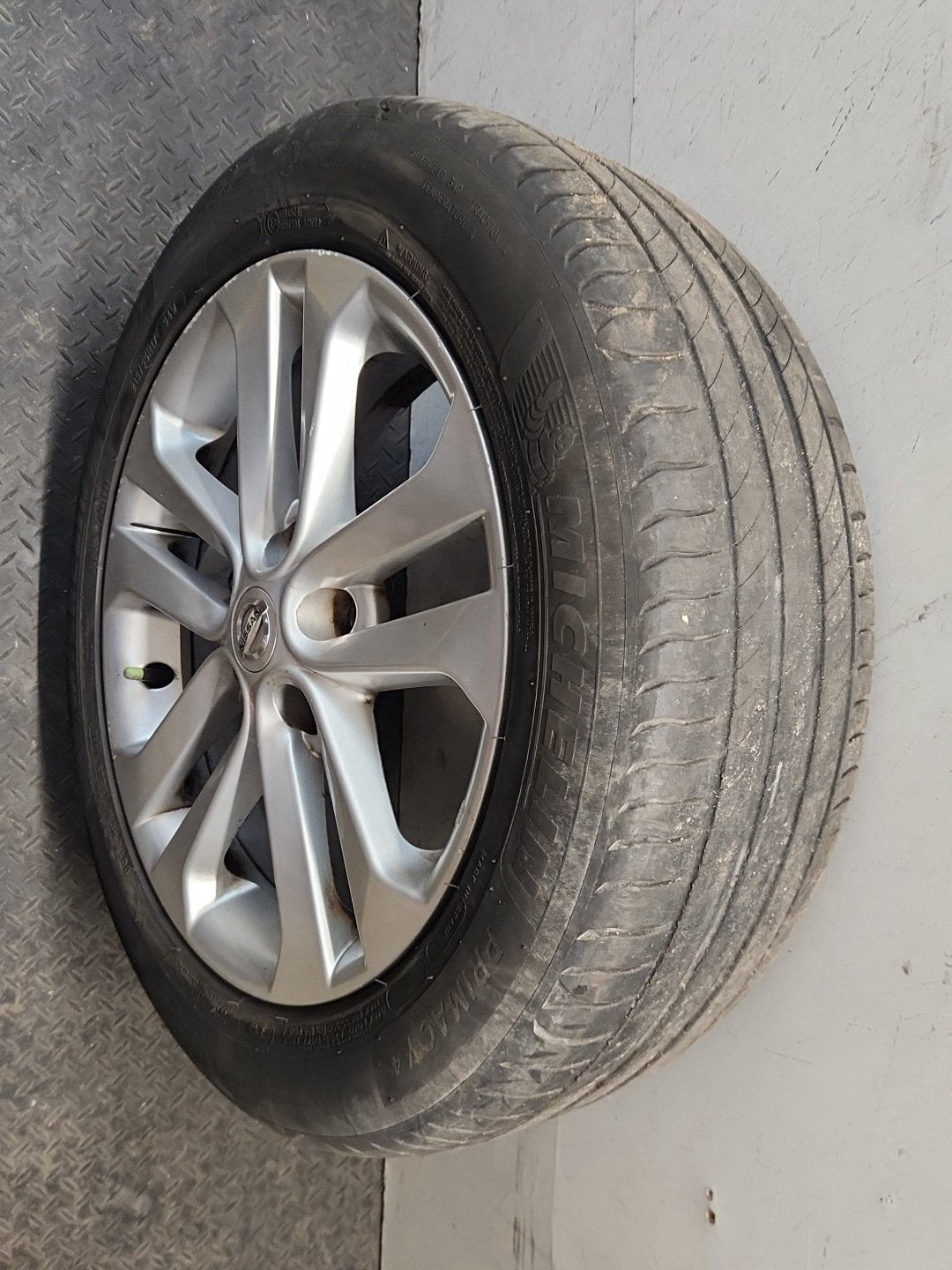 Nissan Juke MK1 (F15) 17" Alloy Wheel with Tyre 215/55/17 ~4mm