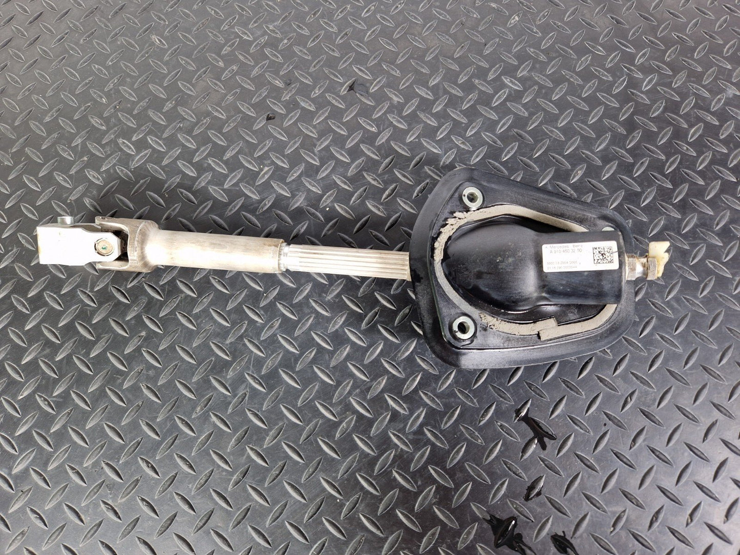 18-ON MERCEDES BENZ SPRINTER W907 W910 STEERING COLUMN SHAFT JOINT BEARING