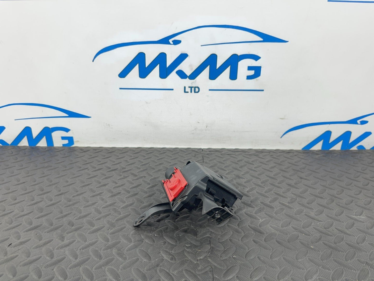 16-19 AUDI A4 B9 AVANT GENUINE POSITIVE BATTERY POWER DISTRIBUTION BOX CONNECTOR