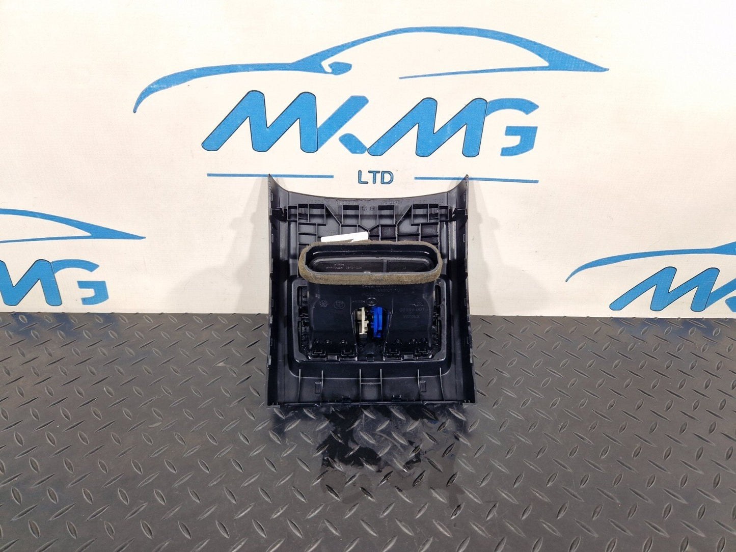 12-18 BMW  3 4 SERIES F30 F31  F32 F33 FREAR CENTRE VENT CONSOLE 9207330