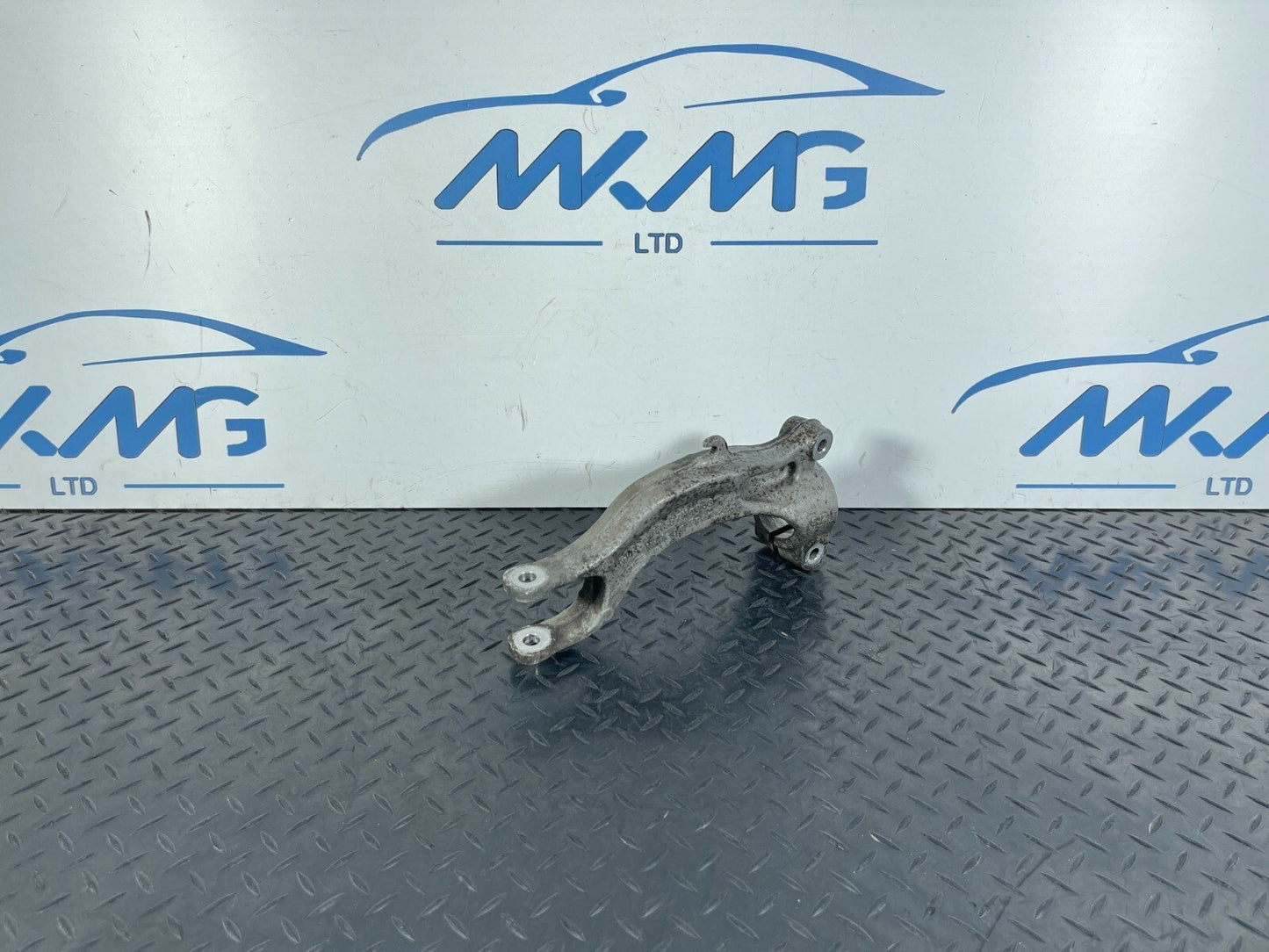 16-23 AUDI A5 F5 SPORTBACK FRONT RIGHT SIDE SUSPENSION STRUT BRACKET 8W0413038