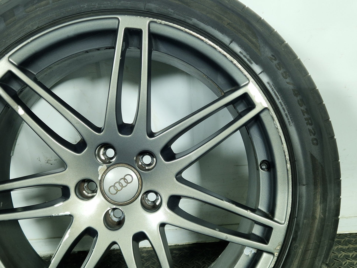 Audi Q5 20" Alloy Wheel with Tyre 4mm 255/45/20 8R0601025R
