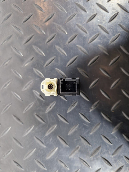 11-18 BMW 6 SERIES F06 AUX IN USB SOCKET POWER PORT 9237654