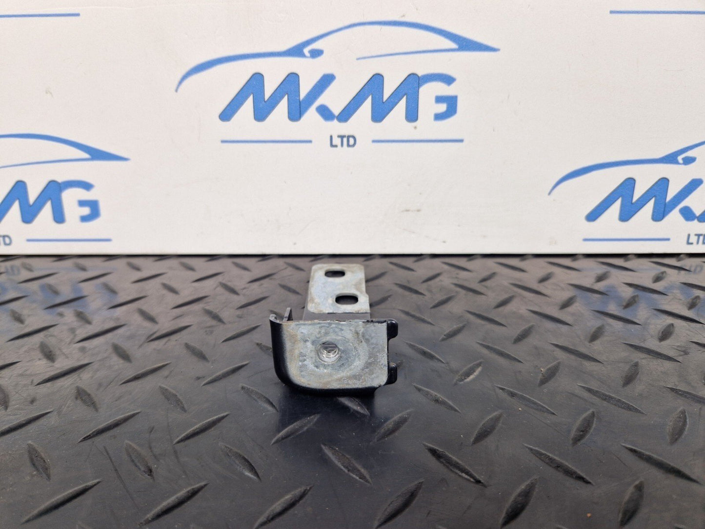 16-19 AUDI A4 B9 GENUINE FRONT RIGHT DRIVER SIDE WING BRACKET 8W0821434B