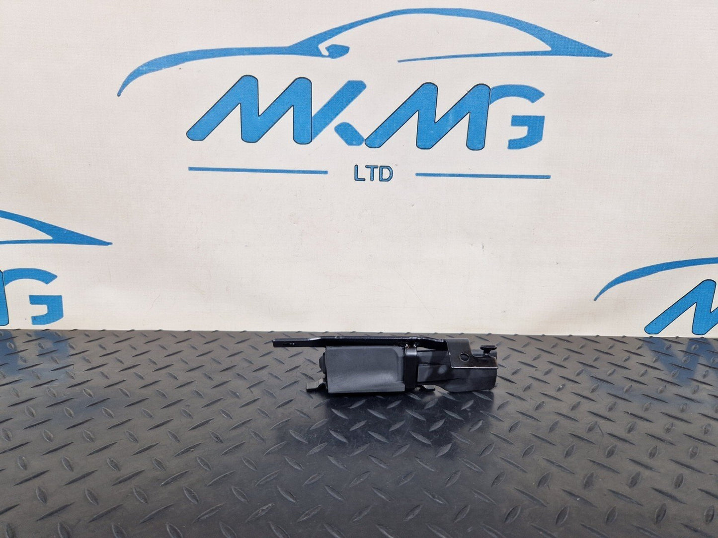 14-21 MERCEDES BENZ C220d W205 REAR RIGHT N/S LUGGAGE ROLLER BRACKET A2058605400