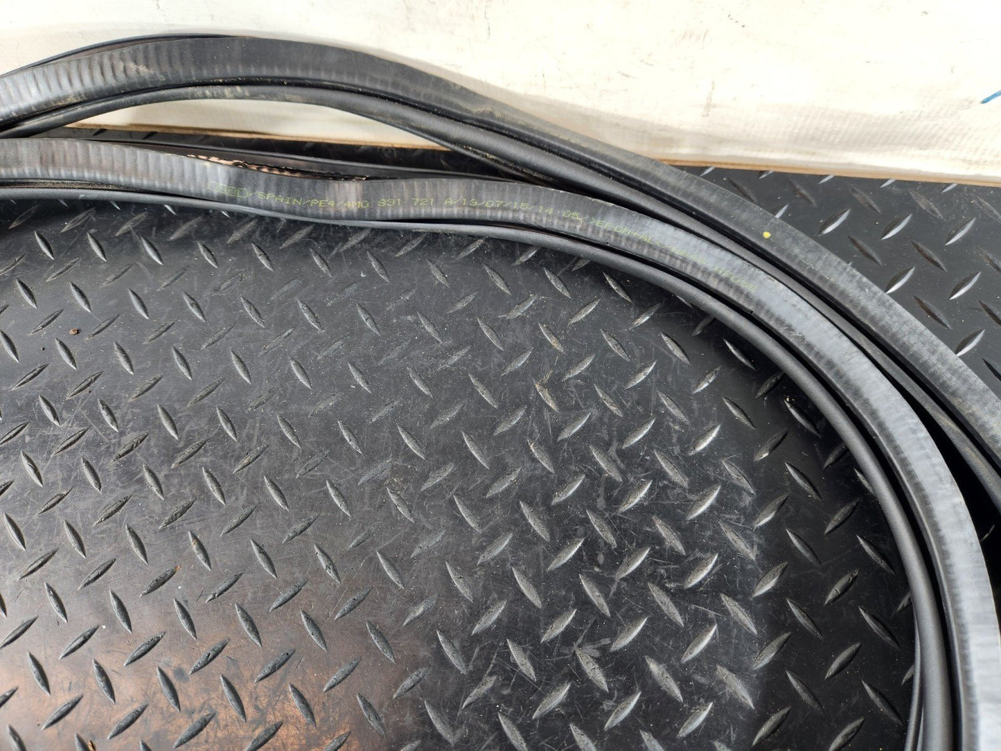 16-20 AUDI Q7 4M GENUINE FRONT LEFT & RIGHT DOOR SEAL RUBBER 4M0831721A