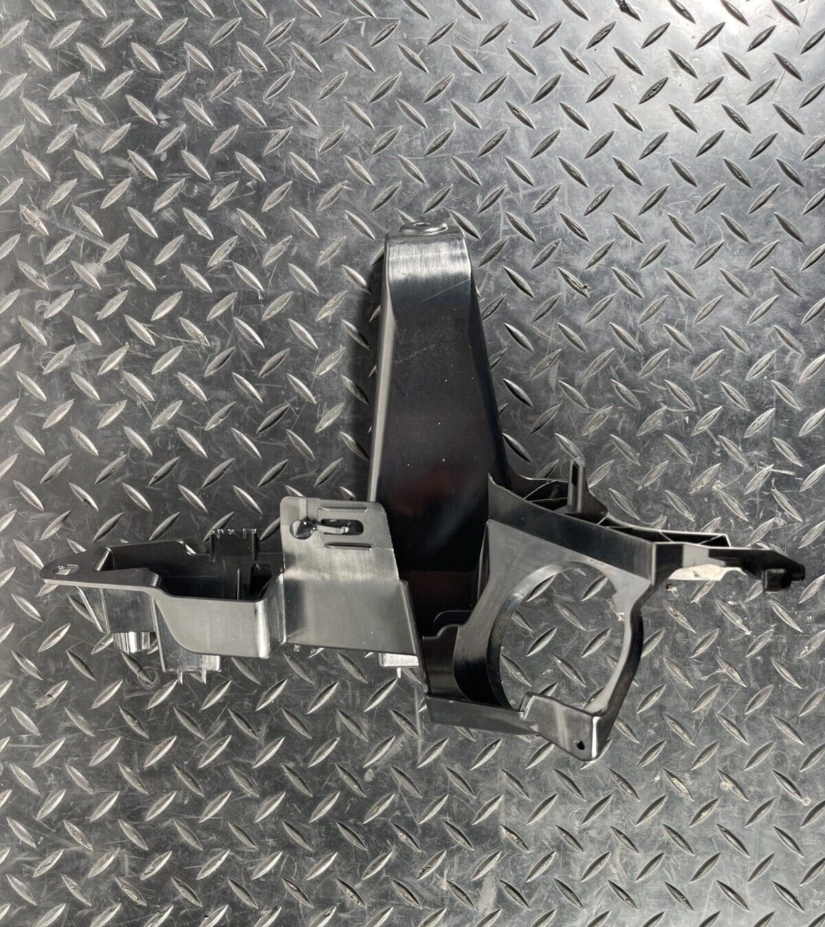 16-23 AUDI A5 F5 SPORTBACK S-LINE LEFT D-PILLAR TRIM BRACKET 8W8867729A