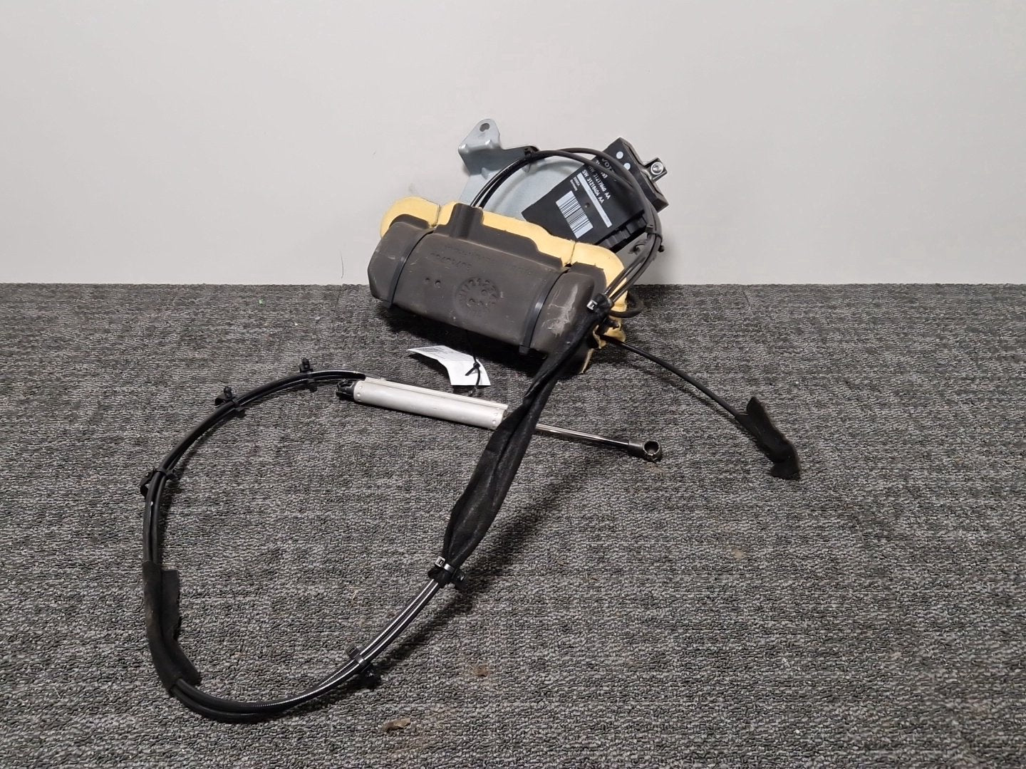 Volvo V70 MK3 Estate Genuine Left Tailgate Strut Motor