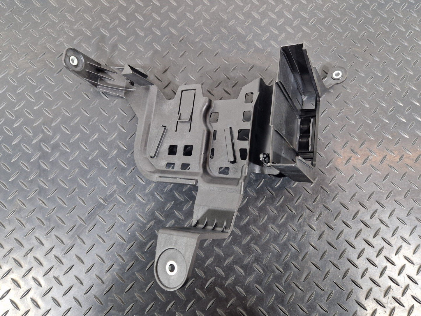 14-21 MERCEDES BENZ C200d W205 FUSE BOX HOLDER BRACKET A2055452940