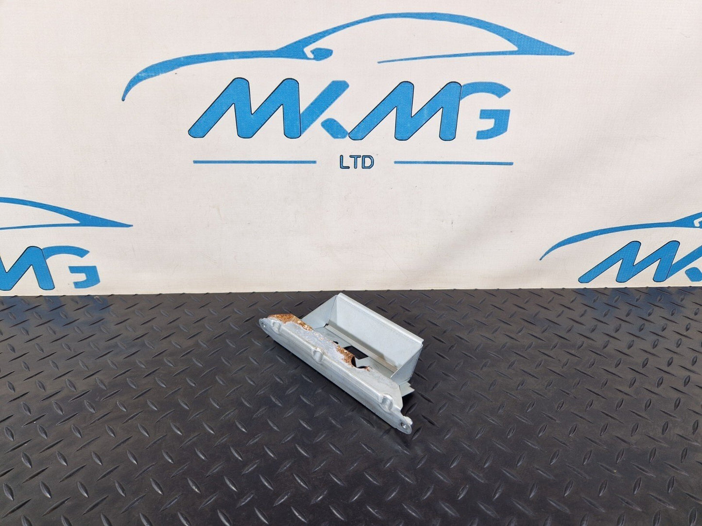 12-17 AUDI Q5 GENUINE OEM BOOTLID HANDLE MOUNTING PLATE BRACKET 8R0827569A