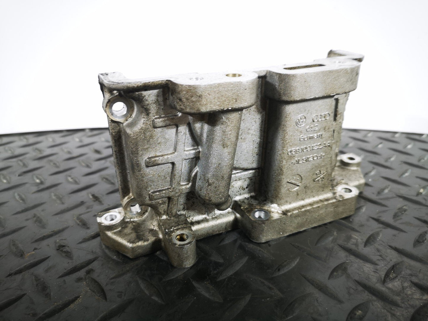 16-19 AUDI A4 B9 GENUINE V6 3.0TDI CSW CYLINDER HEAD END PLATE 059109122AA
