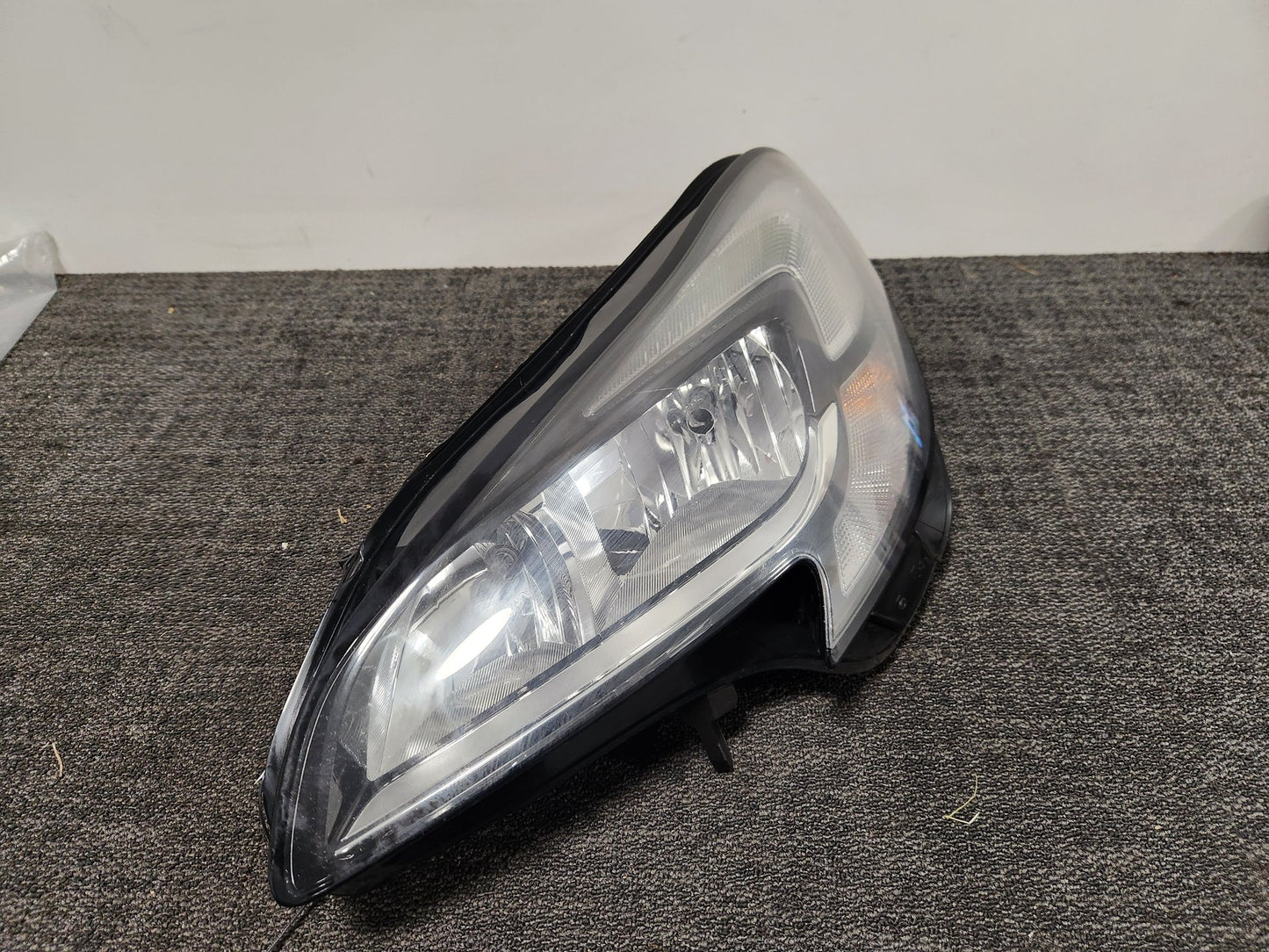 Vauxhall Corsa MK4 (E) (4500) Hatchback Front Left Headlight 13381345 *Damaged*