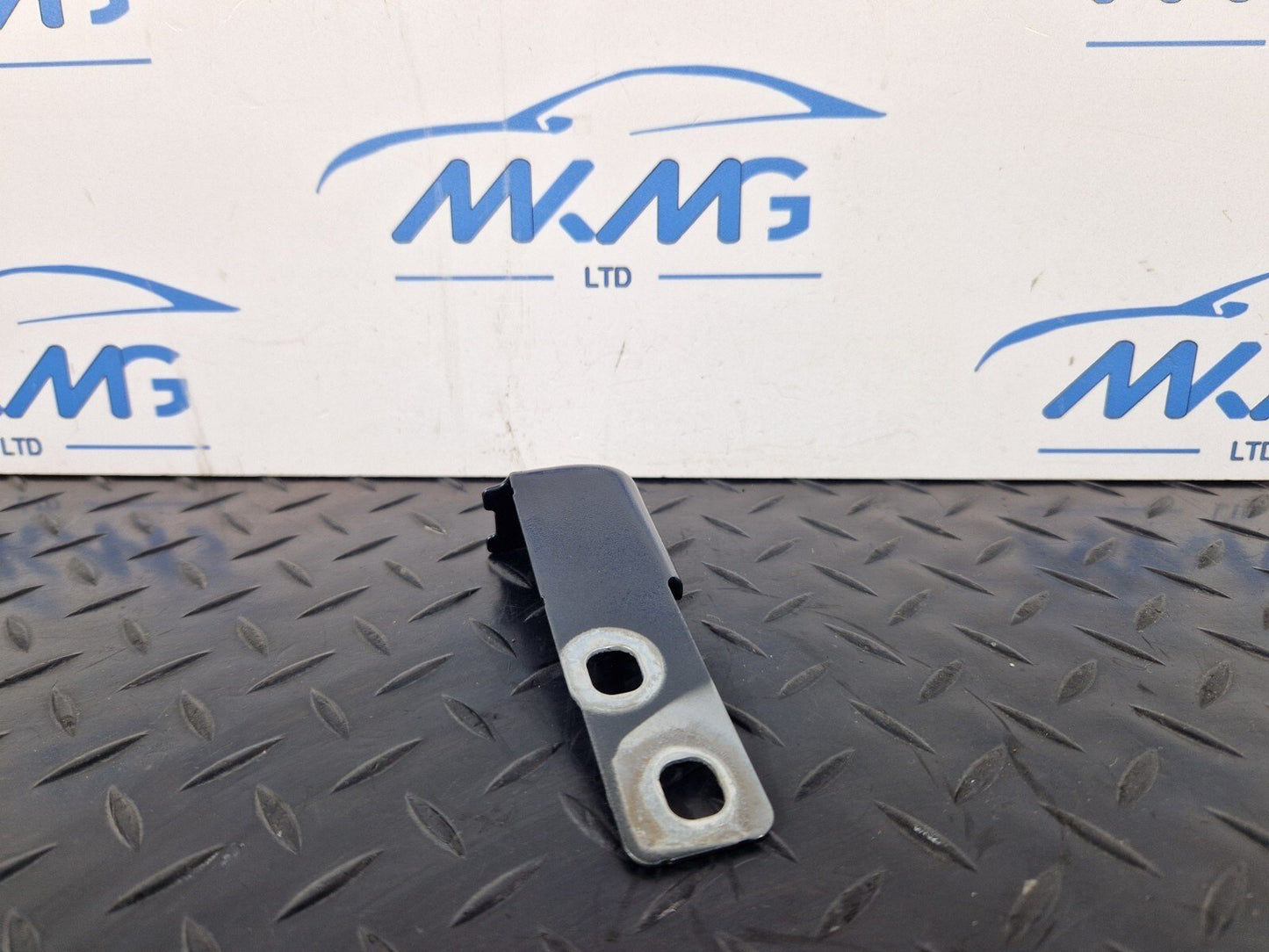 16-19 AUDI A4 AVANT B9 S-LINE FRONT DRIVER SIDE WING BRACKET 8W0821434B