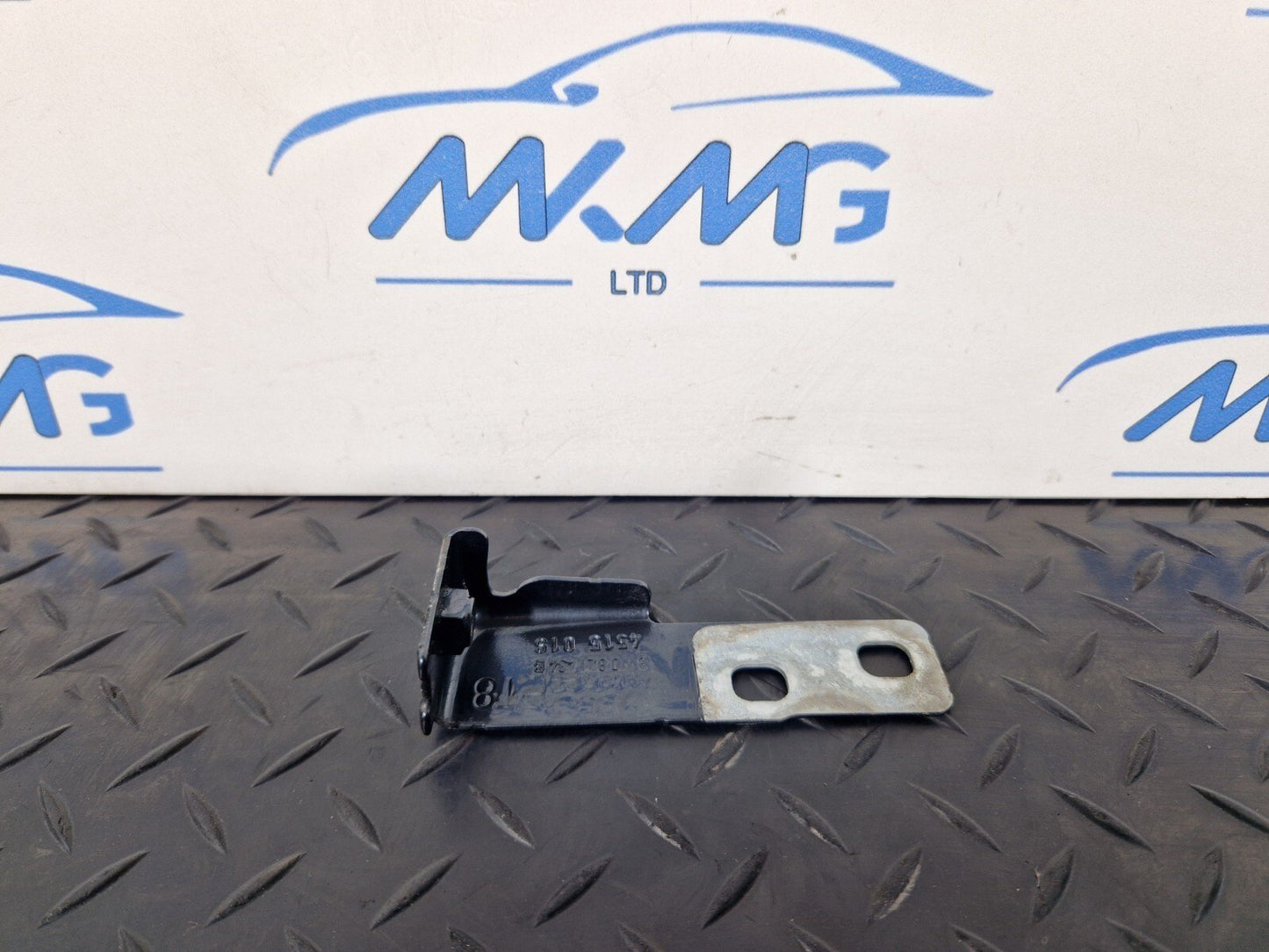 16-19 AUDI A4 B9 GENUINE FRONT RIGHT DRIVER SIDE WING BRACKET 8W0821434B