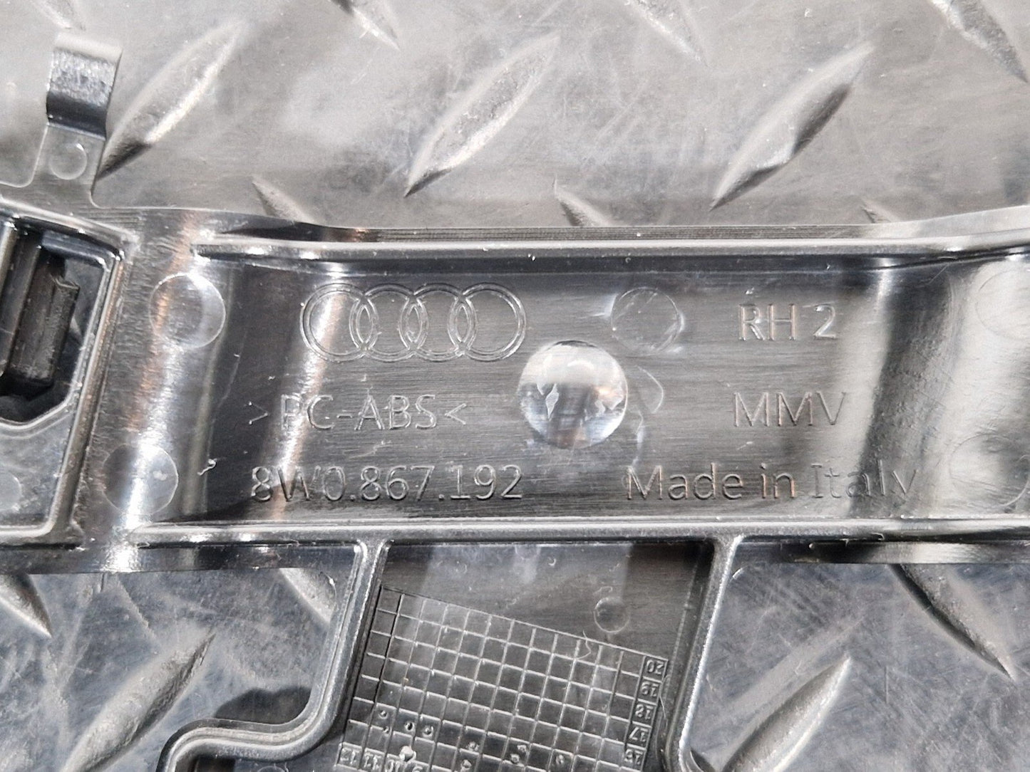 16-19 AUDI A4 B9 FRONT RIGHT B PILLAR SEAT BELT GUIDE GUIDE BRACKET 8W0867192