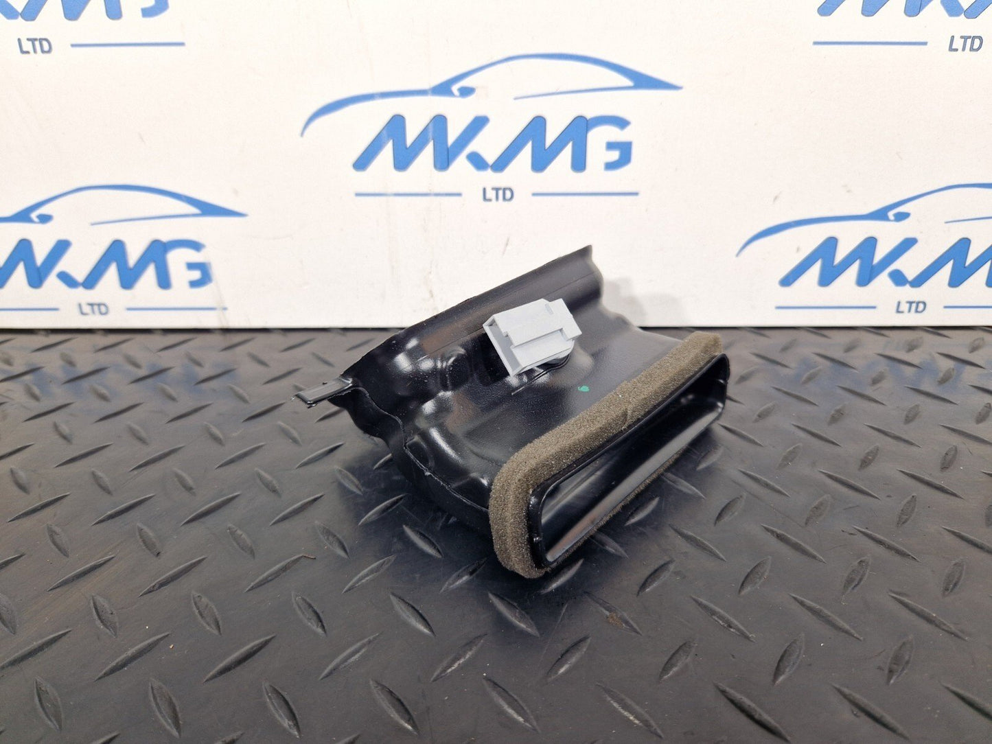 16-24 AUDI A5 F5 OEM GENUINE AIR INTAKE VENT 8W0857042