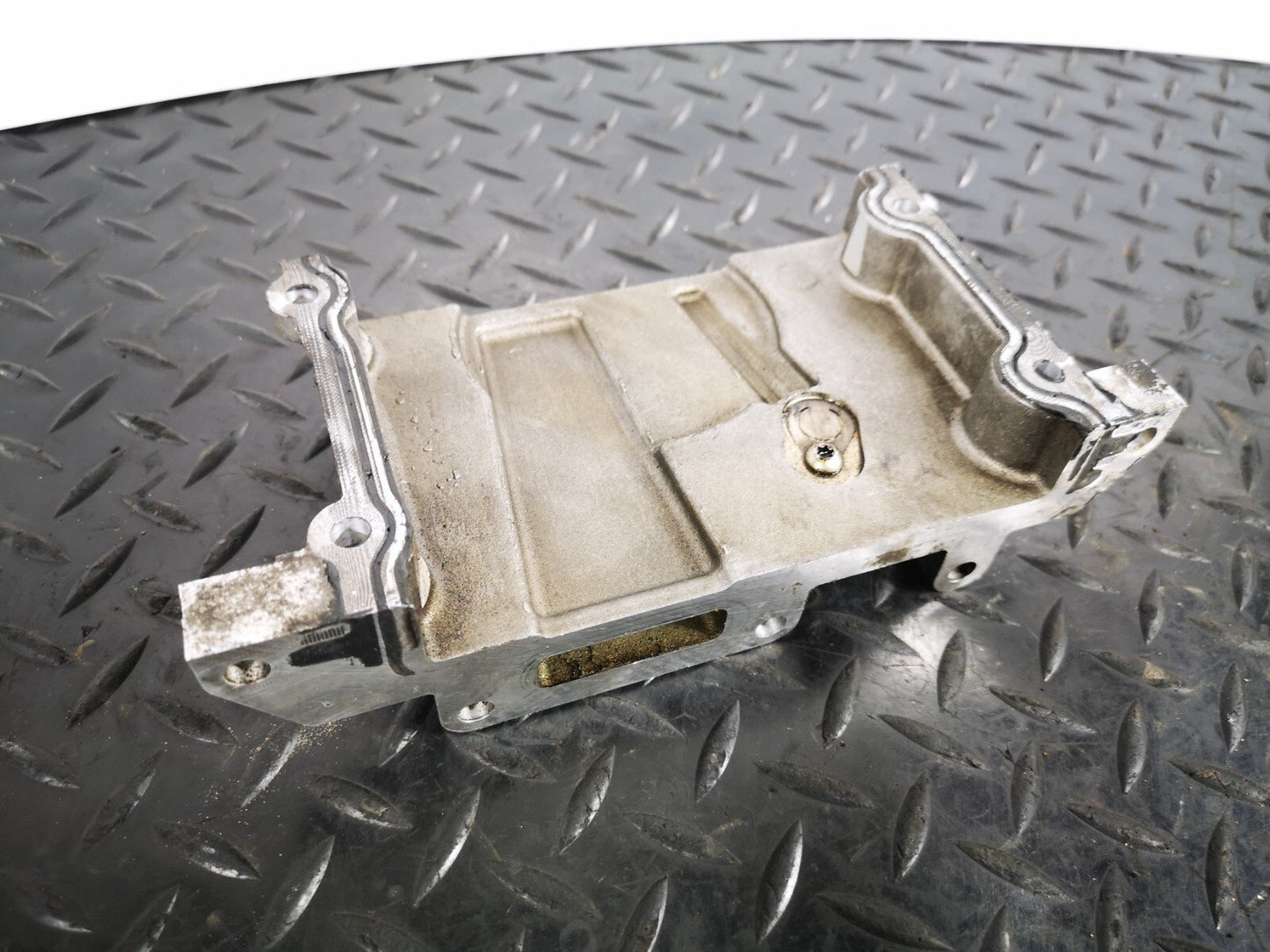 16-19 AUDI A4 B9 GENUINE V6 3.0TDI CSW CYLINDER HEAD END PLATE 059109122AA