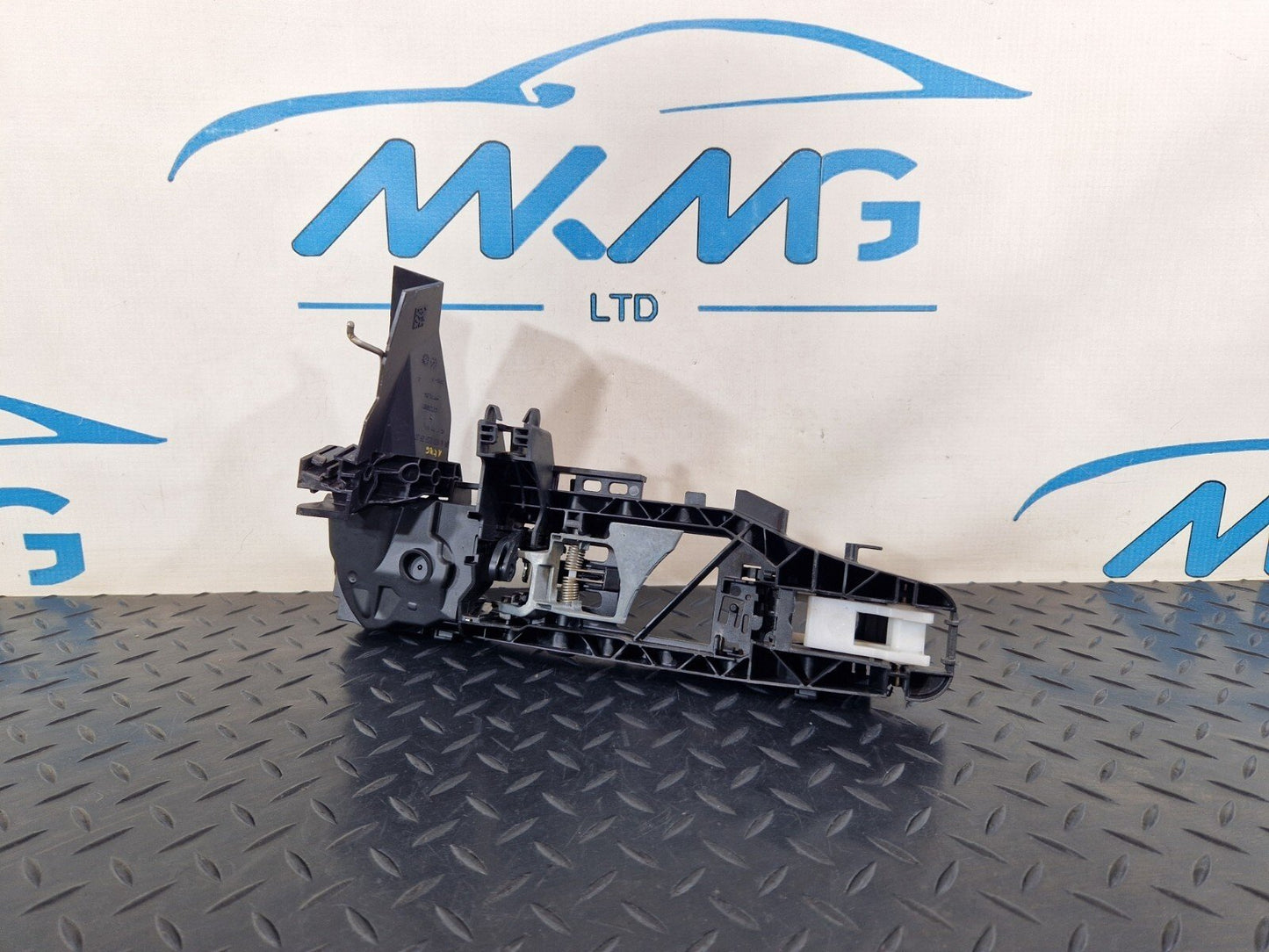 18-ON MERCEDES A CLASS W177 OEM FRONT RIGHT O/S DOOR HANDLE BASE MOUNT BRACKET