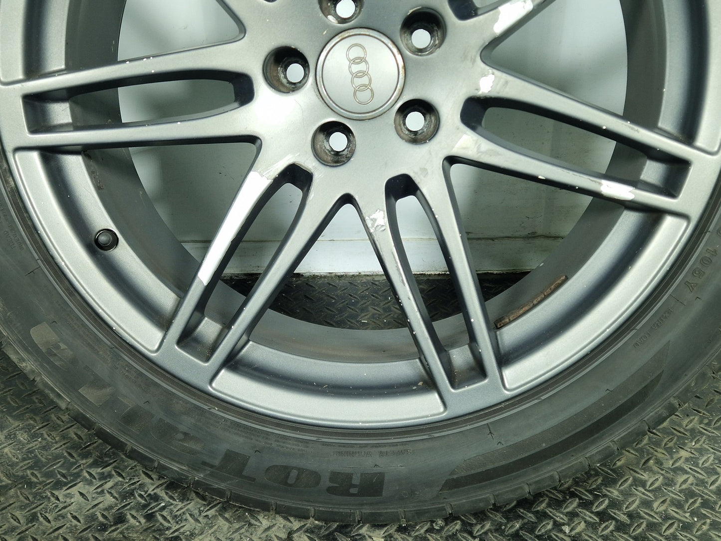 Audi Q5 20" Alloy Wheel with Tyre 4mm 255/45/20 8R0601025R