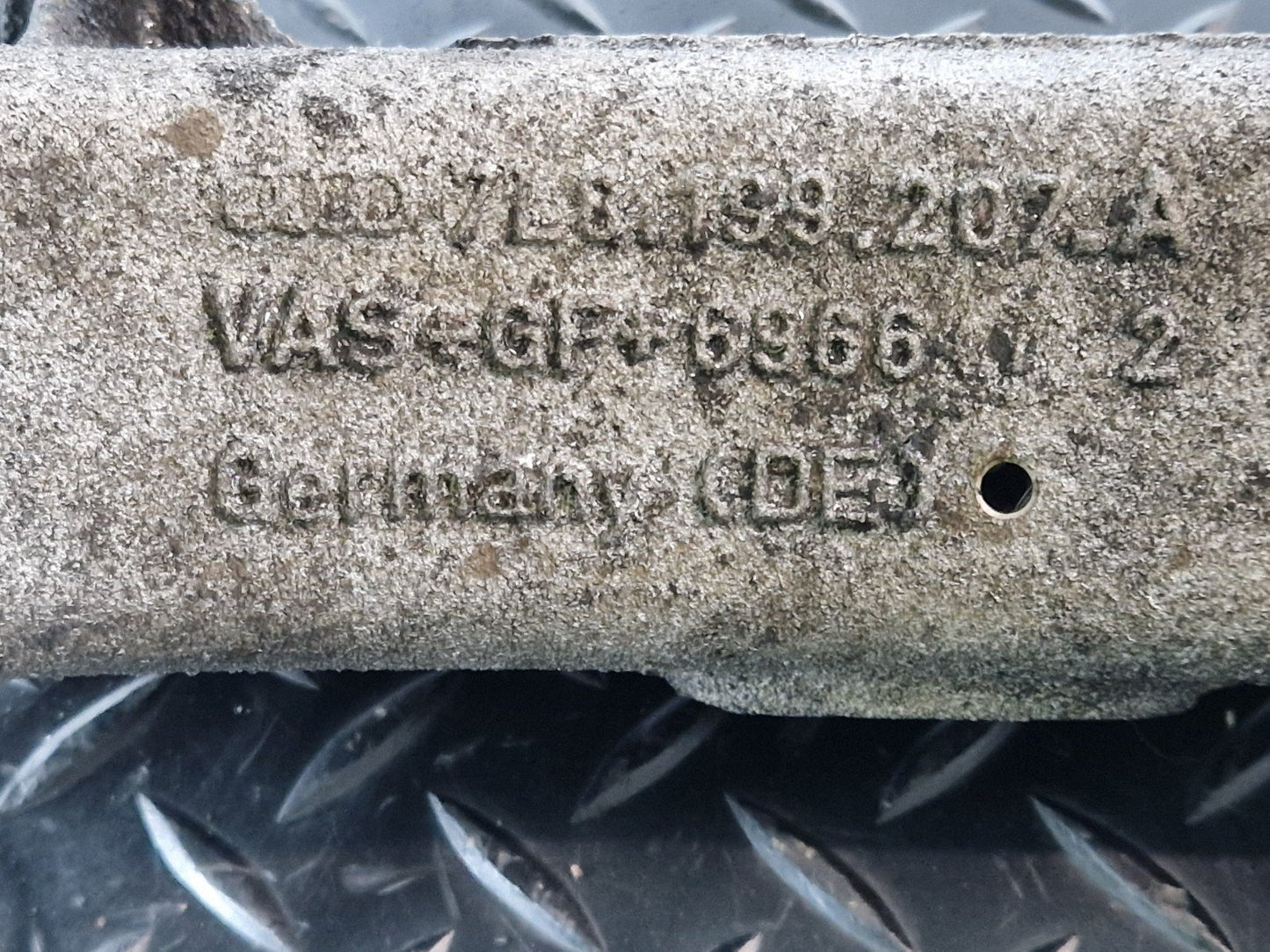 10-15 AUDI Q7 4L GENUINE ENGINE SUPPORT MOUNT BRACKET 7L8199207A