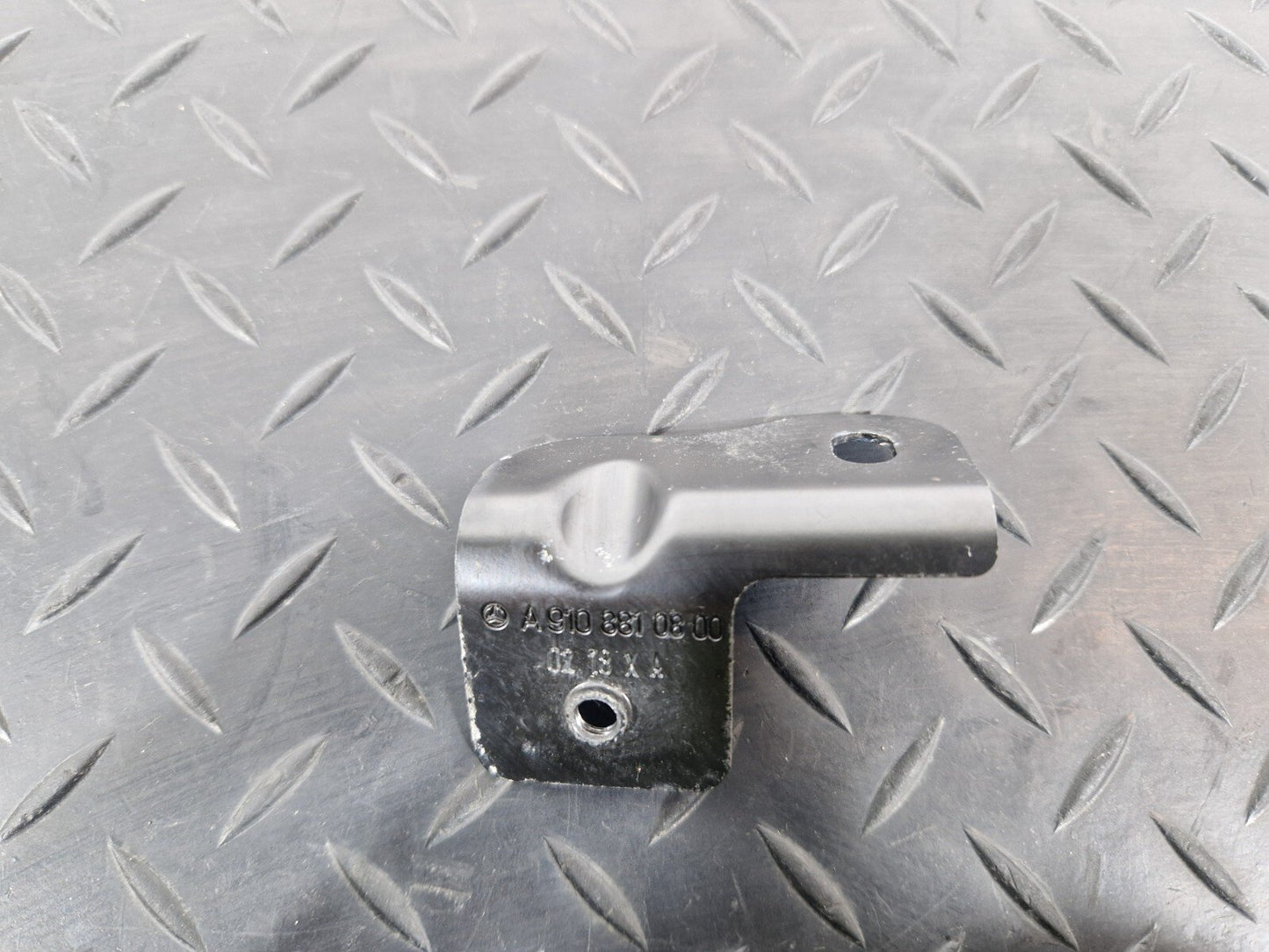 18-ON MERCEDES SPRINTER W907 W910 FRONT RIGHT WING HOLDER BRACKET A9108810800