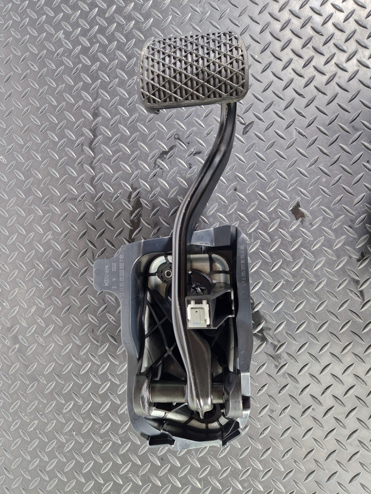 14-21 MERCEDES BENZ C200d W205 GENUINE BRAKE PEDAL A2052920515 A2052920507