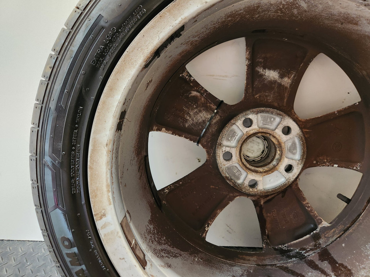 Skoda Yeti MK1 5L 17" Alloy Wheel with Tyre 225/45/17 ~5mm