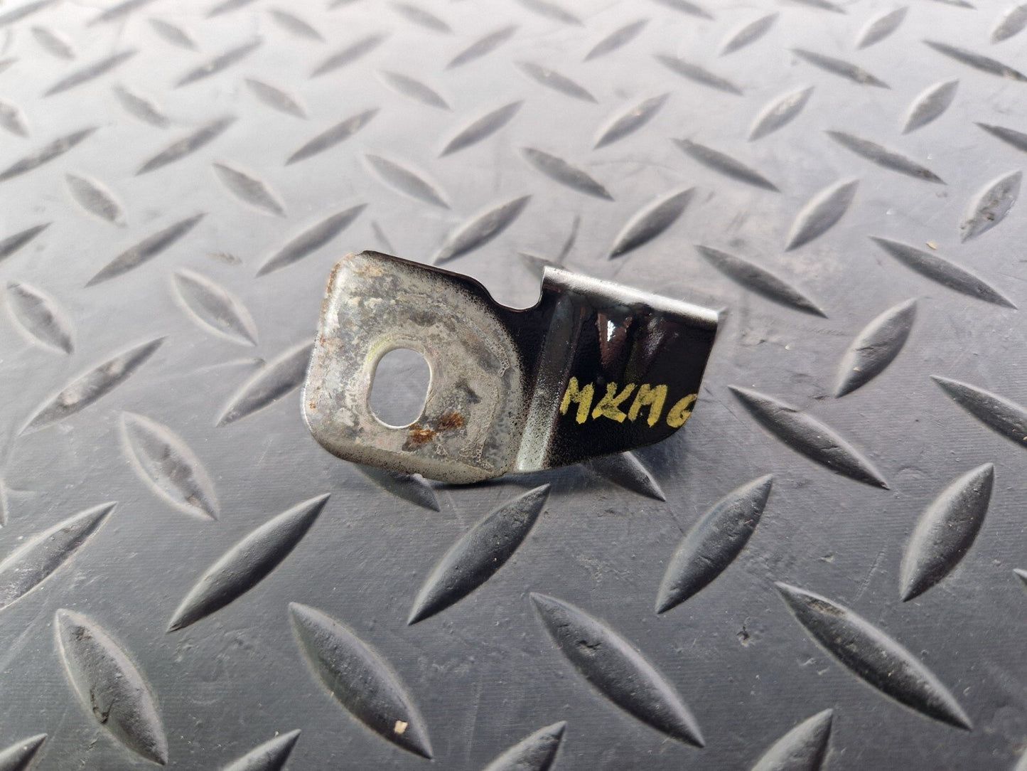 16-19 AUDI A4 B9 GENUINE OEM FRONT RIGHT DRIVER SIDE WING BRACKET 8W0821470