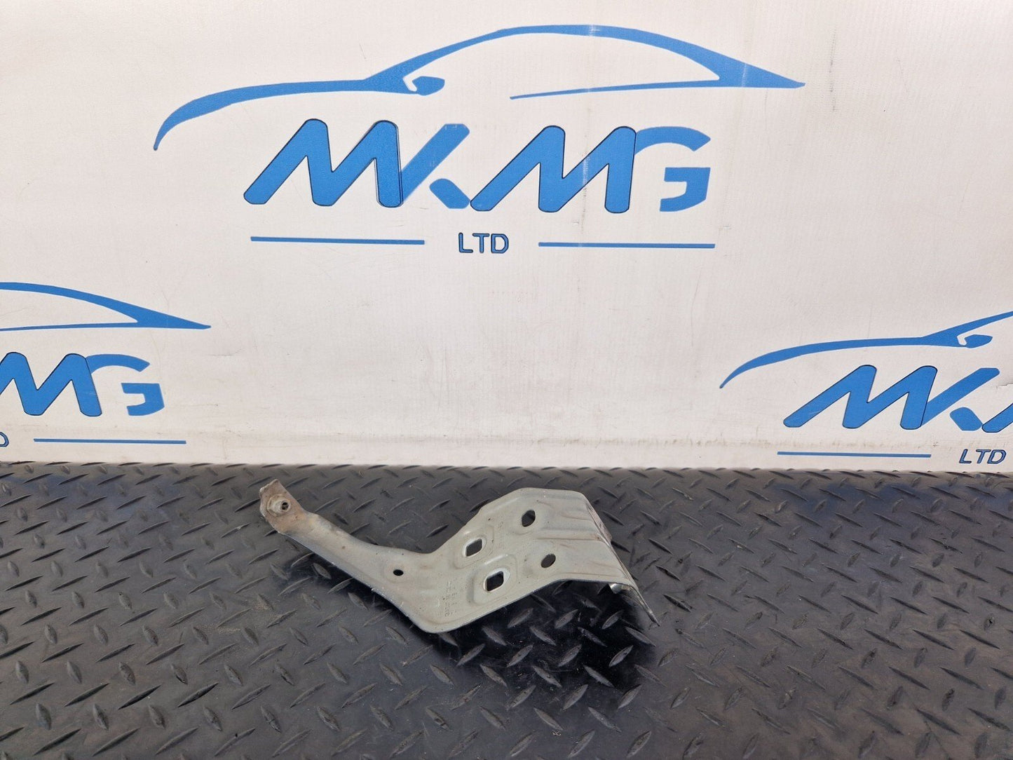 19-ON MERCEDES BENZ B CLASS W247 FRONT RIGHT SIDE WING BRACKET A2478810300