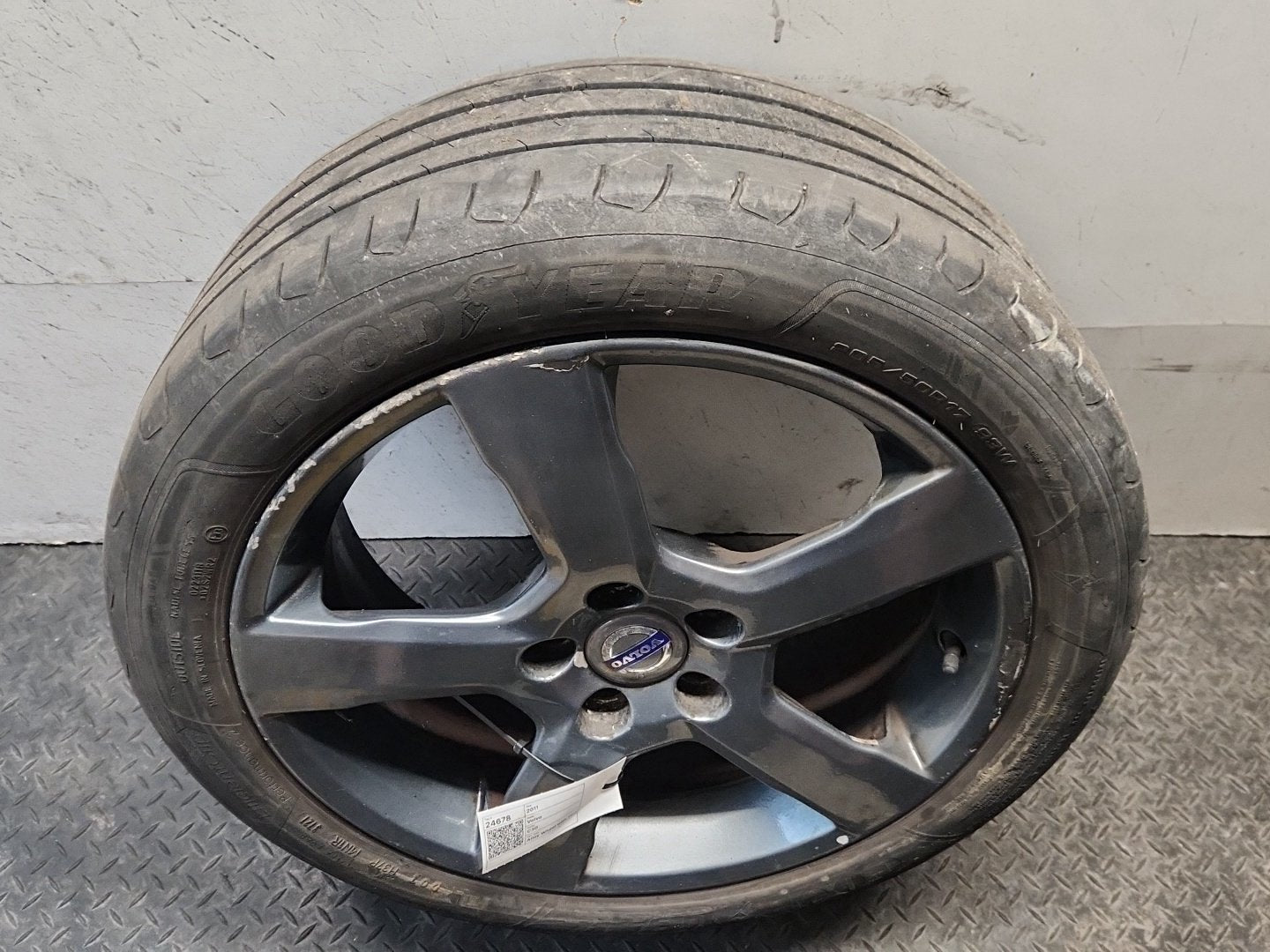 Volvo C30 MK1 FL (MK) (533) 17" Alloy Wheel with Tyre 205/50/17 ~3mm 31290177