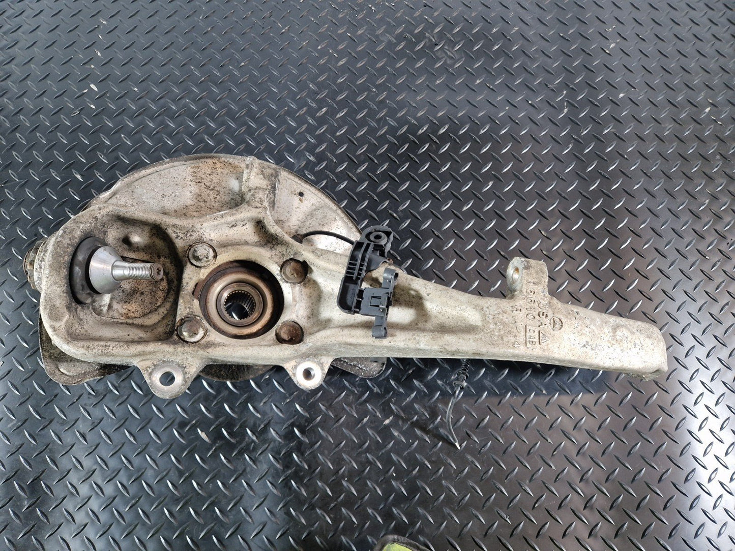 11-19 MERCEDES BENZ ML W166 FRONT RIGHT O/S WHEEL HUB & BEARING A1663301020