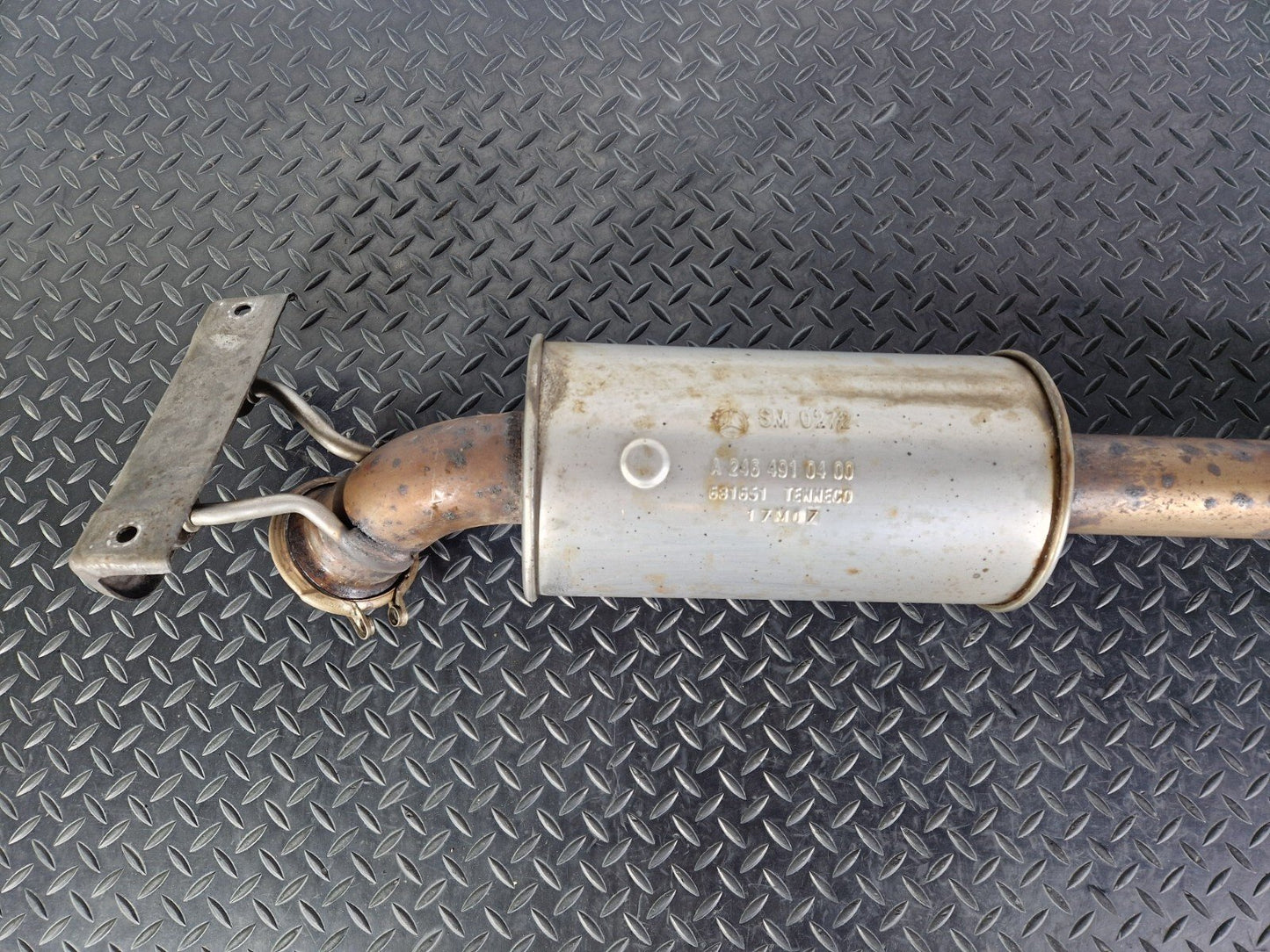 14-20 MERCEDES BENZ GLA 200 X156 GENUINE OEM EXHAUST CENTER SECTION A2464910400