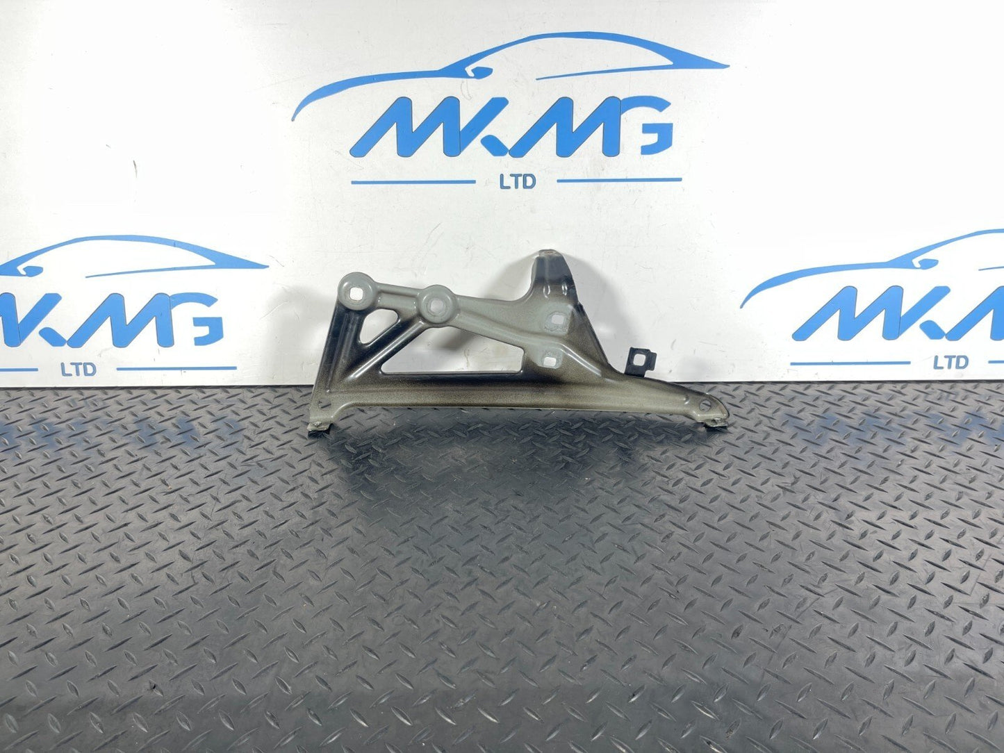 16-22 BMW X1 F48 GENUINE FRONT RIGHT DRIVER SIDE WING BRACKET 7329448