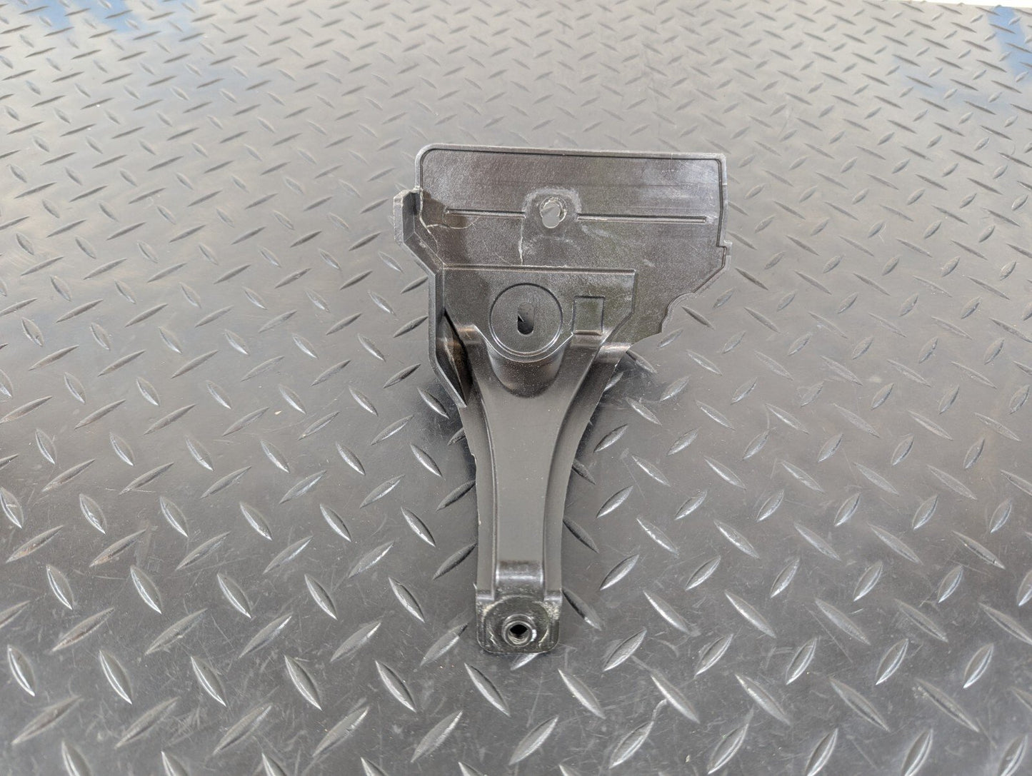 10-17 AUDI A8 4H GENUINE FRONT LEFT BRACKET 4H0807139MN