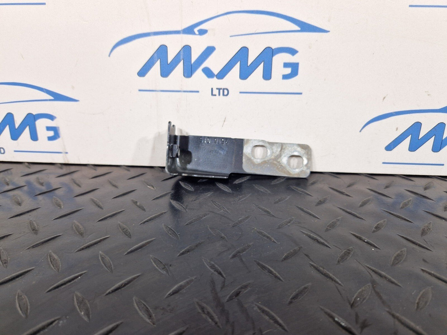 16-19 AUDI A4 AVANT B9 S-LINE FRONT DRIVER SIDE WING BRACKET 8W0821434B